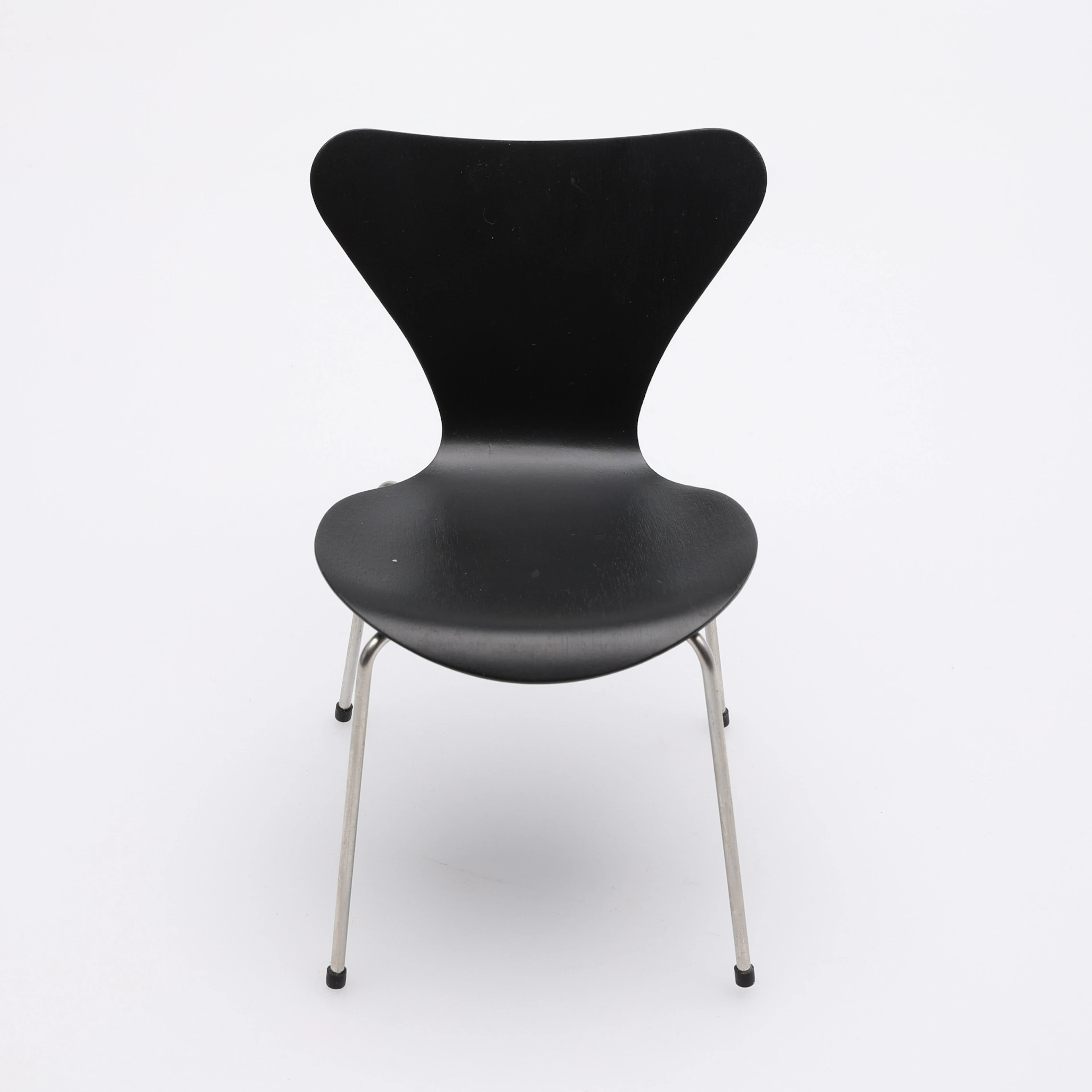 MÖBELMINIATYR, SJUAN, FORMGIVEN AV ARNE JACOBSEN.