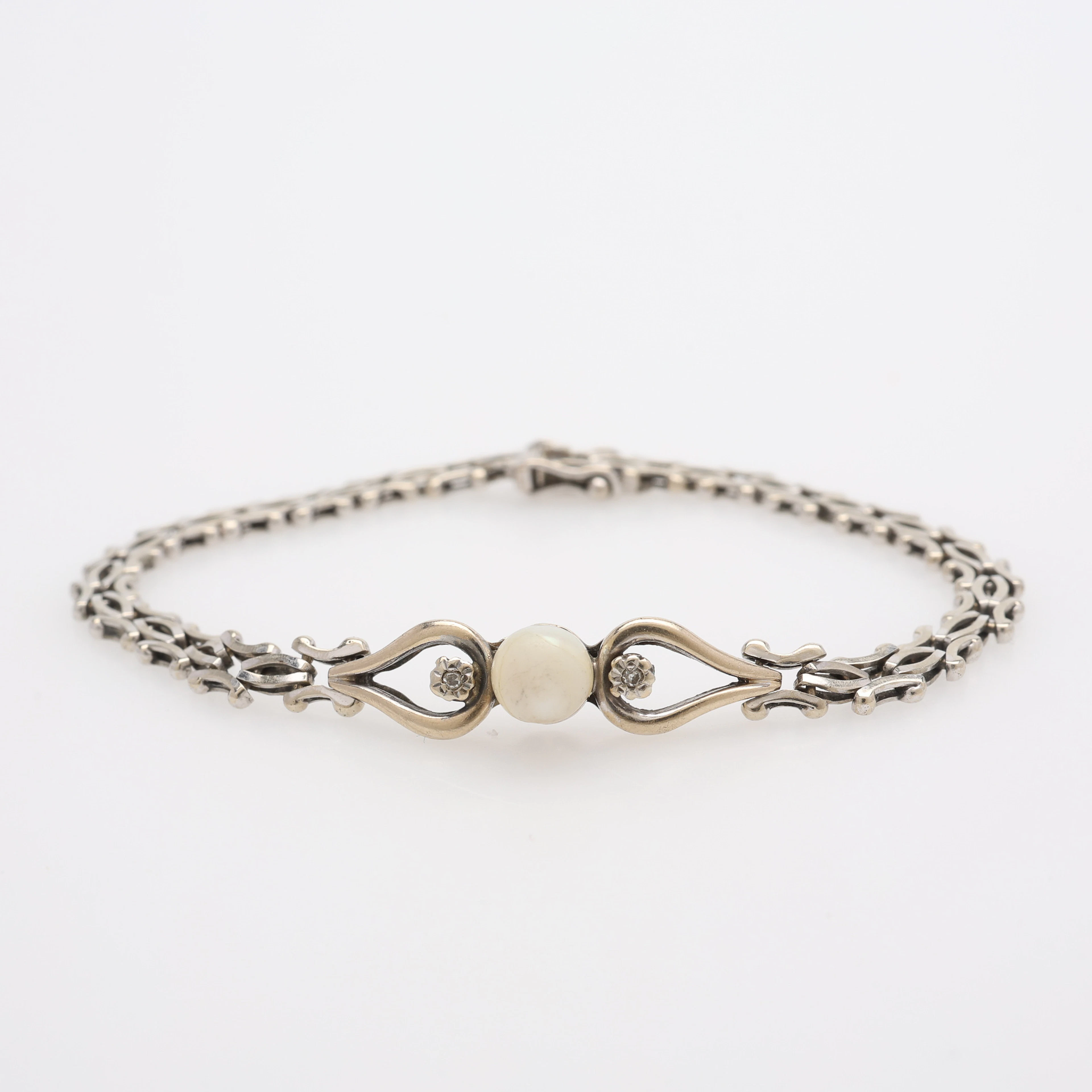 ARMBAND 18K VITGULD MED 1 ODLAD PÄRLA O 2 DIAMANTER.