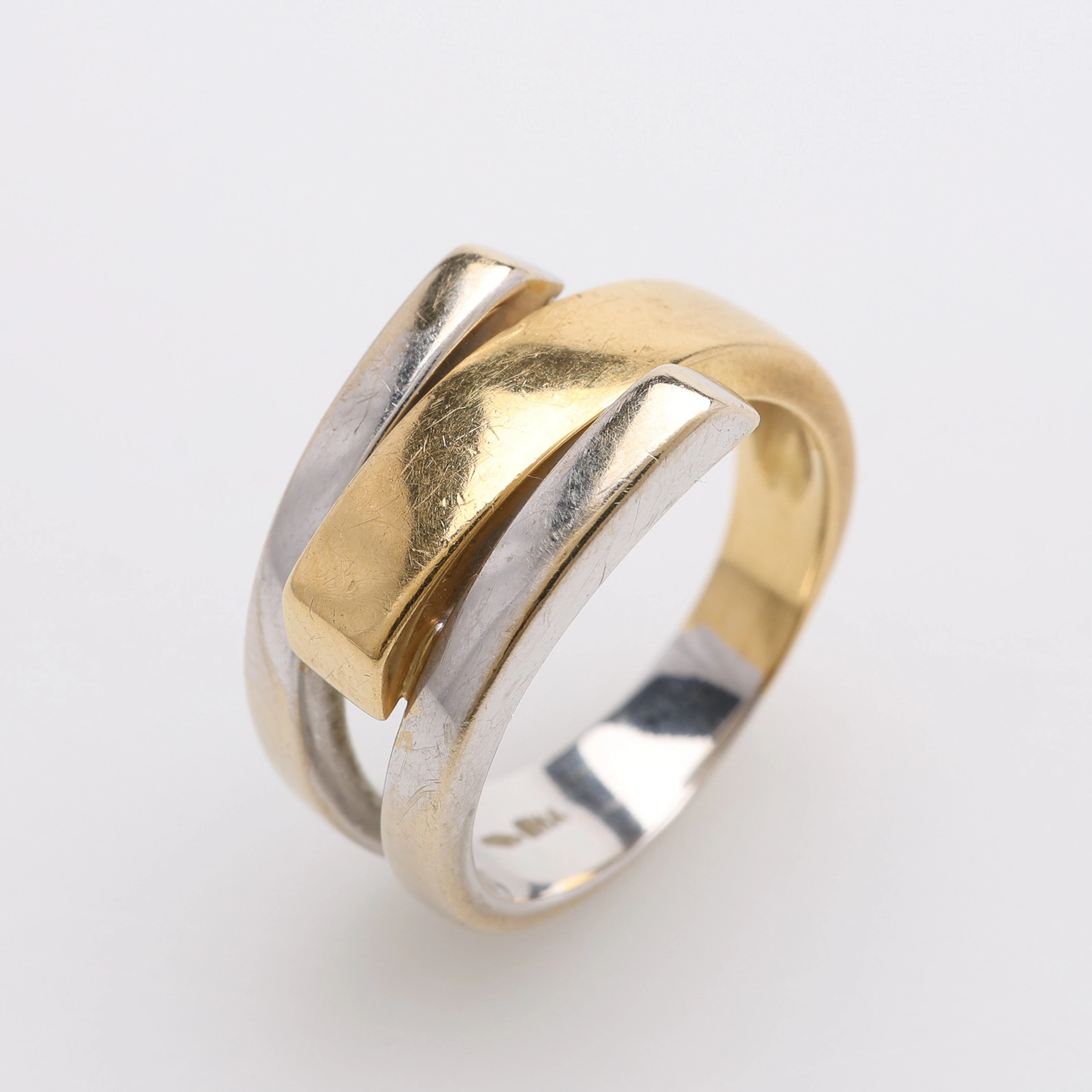 RING, 18K TVÅFÄRGAT GULD, VIKT 6,8 GRAM.