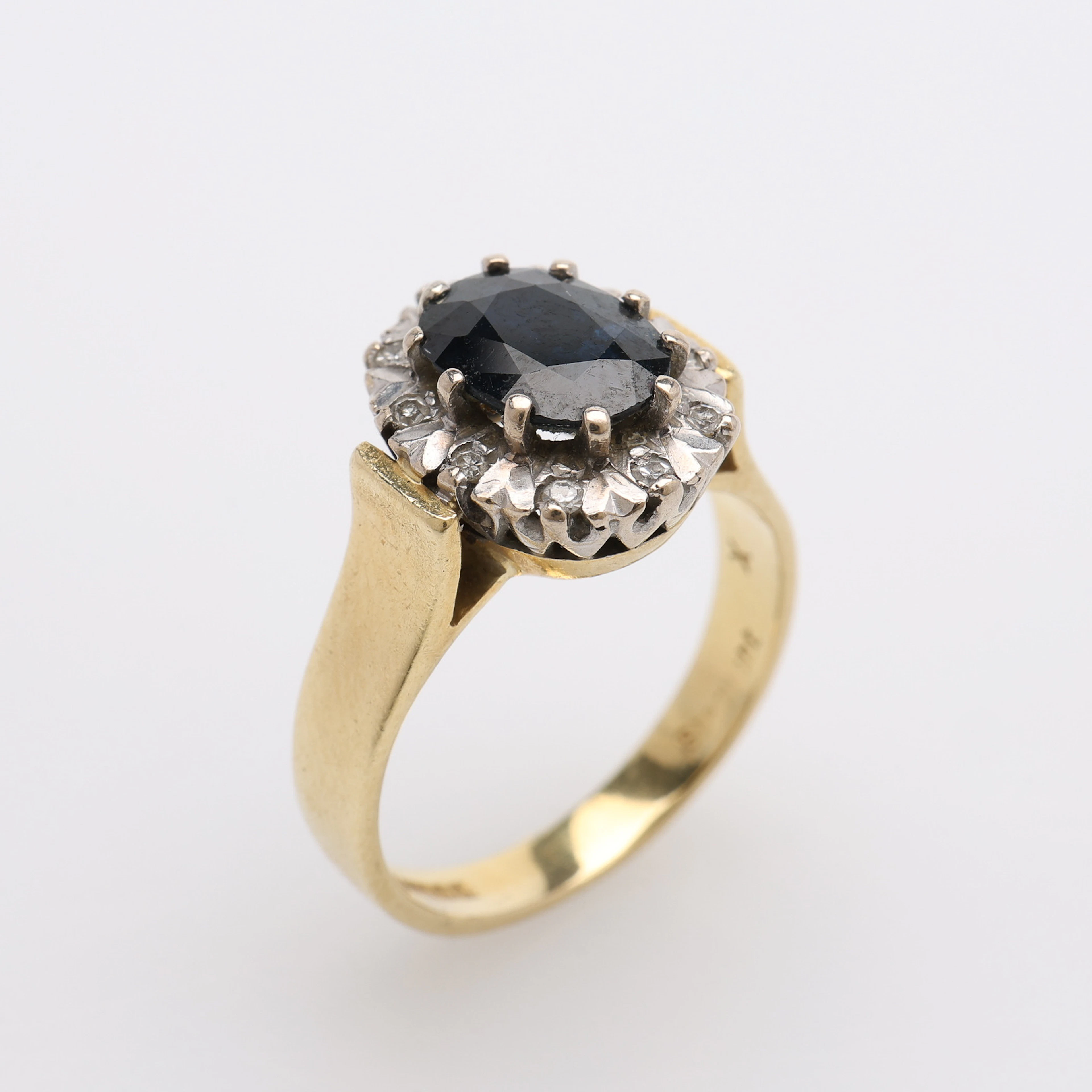 RING, 18K GULD,SAFIR & SMÅ GAMMALSLIPADE DIAMANTER, BIRMINGHAM, 1976, 6 GRAM.
