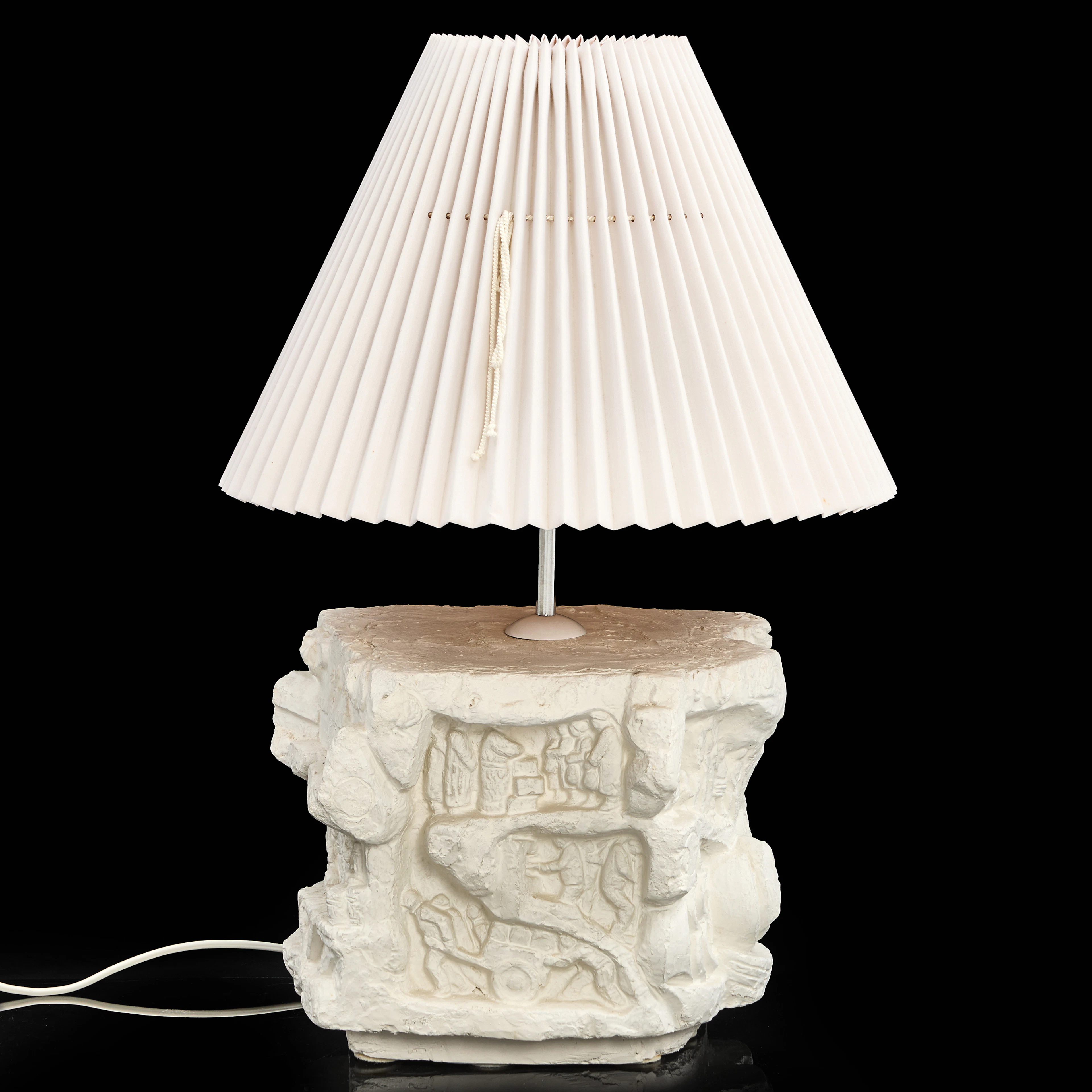 BORDSLAMPA, 1900-talets mitt, Skulptural fot i gips med reliefdekor