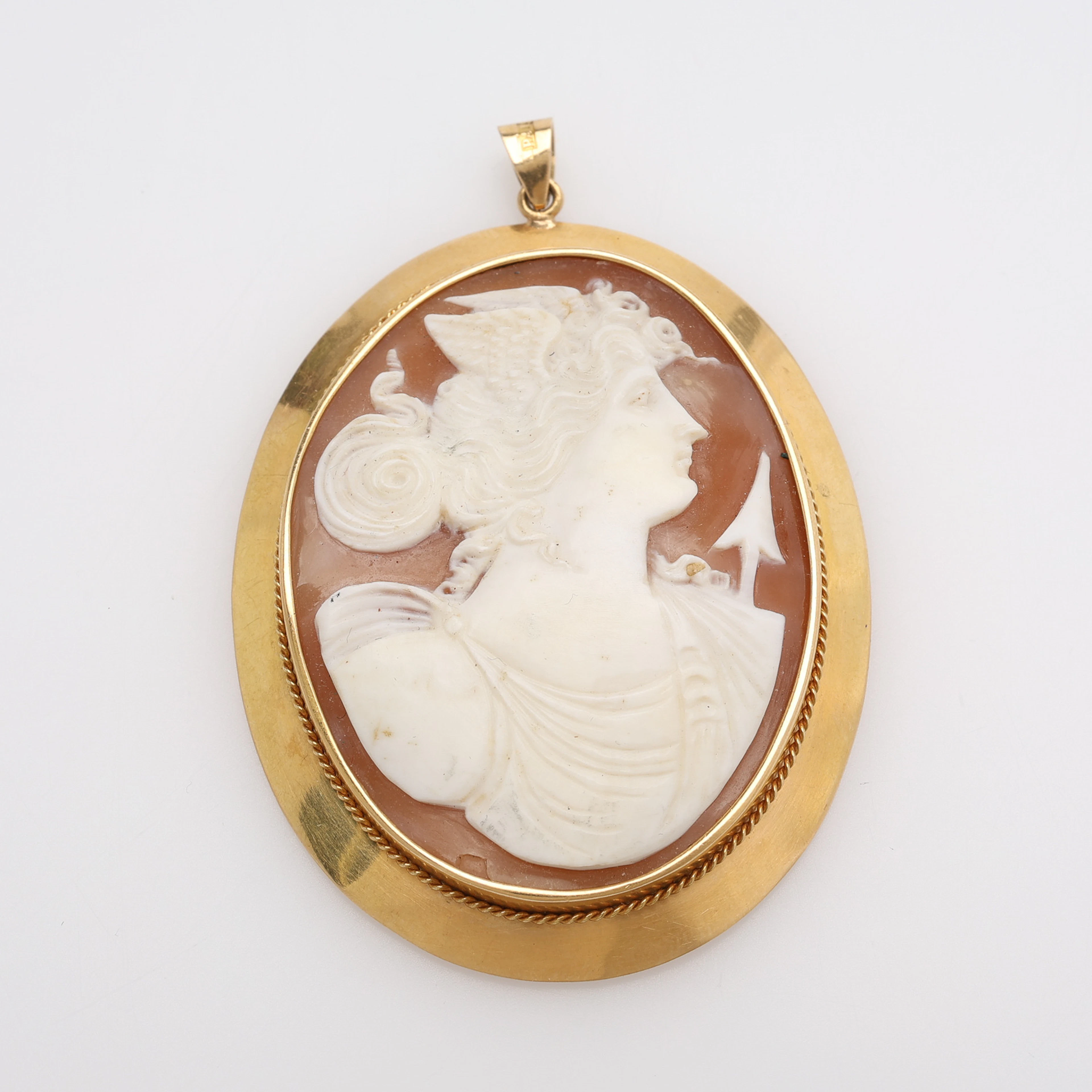 HÄNGE MED SNÄCKKAMÉ, 18 k guld, Bernard Hertz, Stockholm, 1918, vikt 16,7 g.