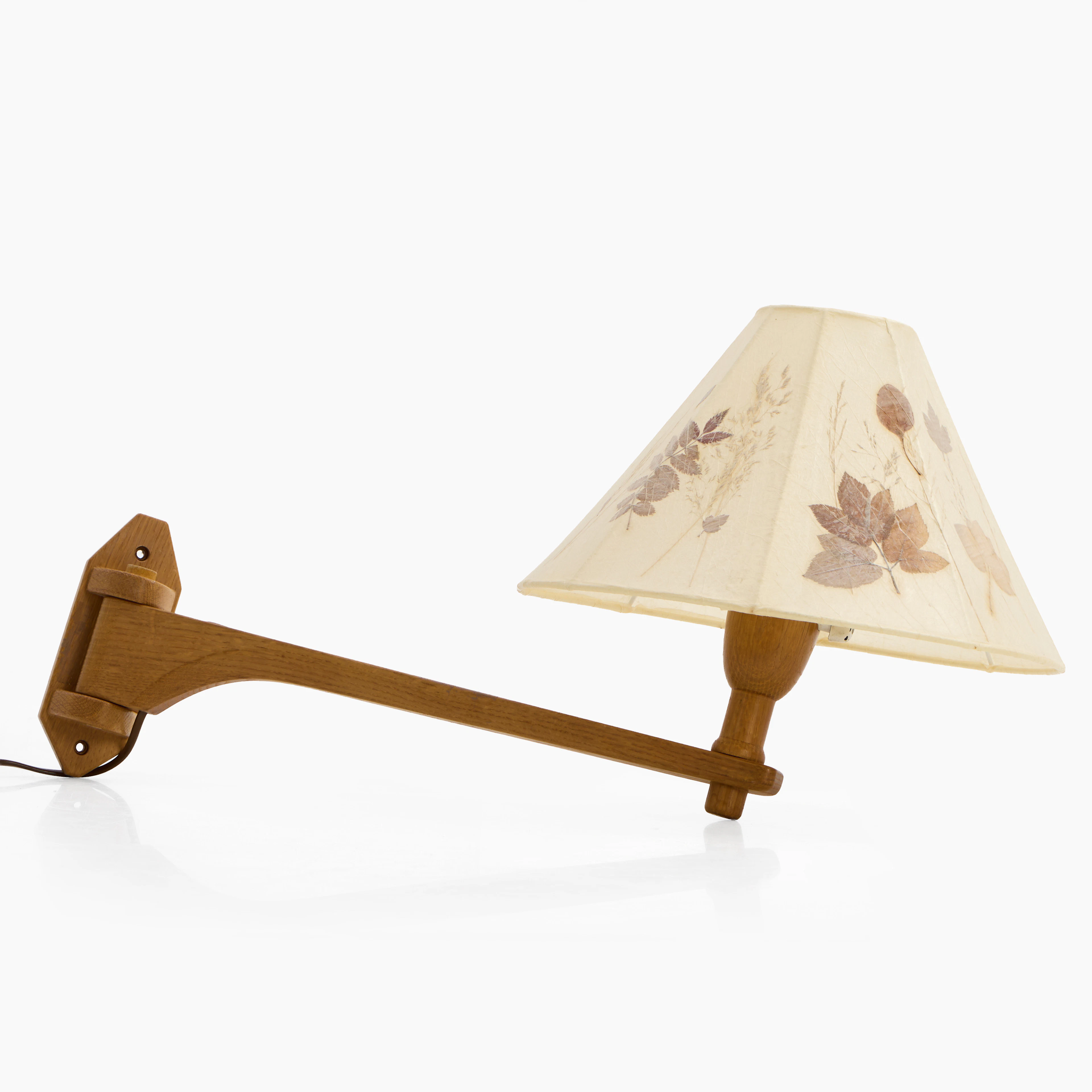 CARL MALMSTEN. Vägglampa, "Curt", formgiven 1942, massiv ek, tillhörande