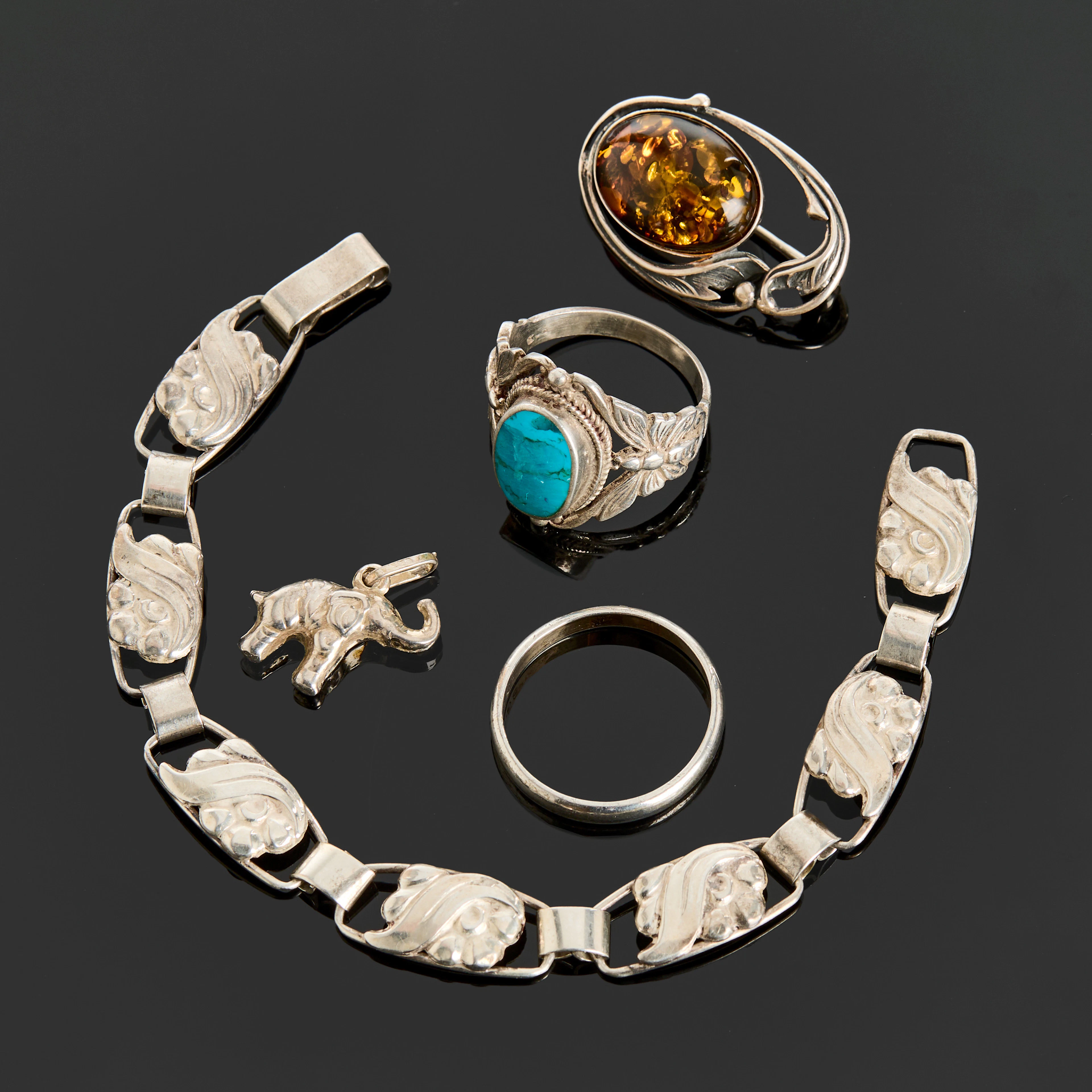SILVERSMYCKEN, 5 delar, ringar, brosch, hänge, armband.