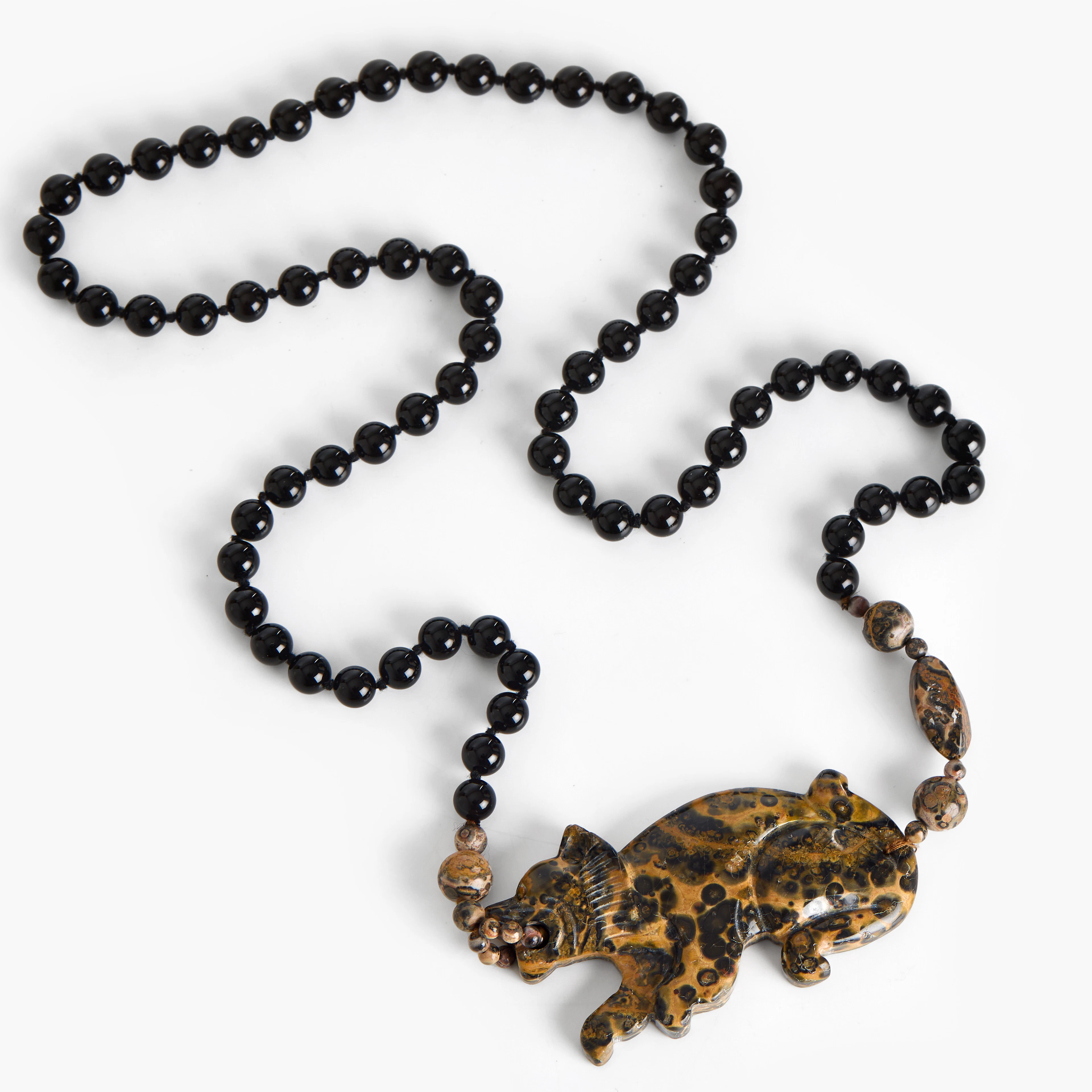 COLLIER med hänge, katt, svart jaspis samt leopardskinn jaspis.