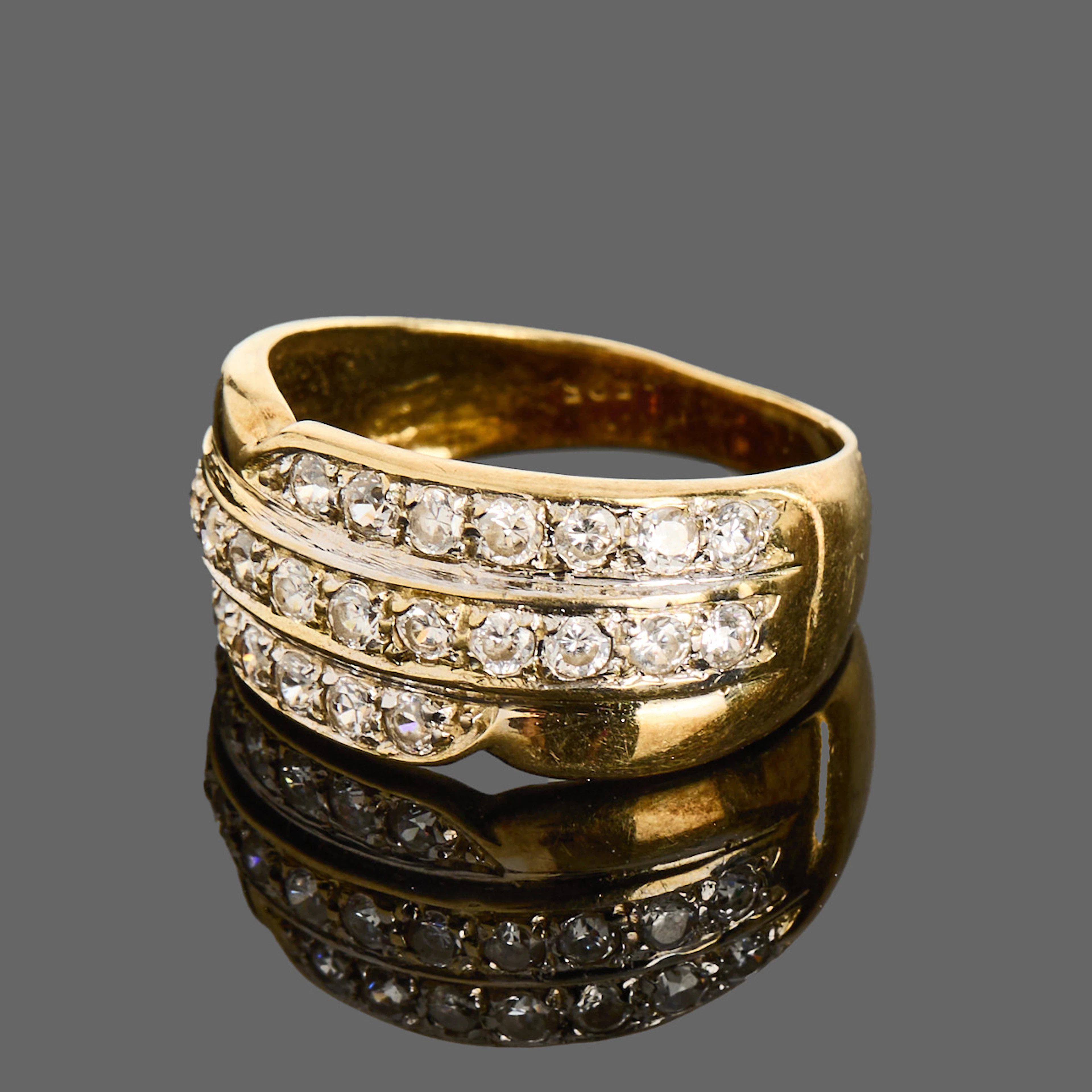 RING, 14k guld dekorerat med vita glasstenar.