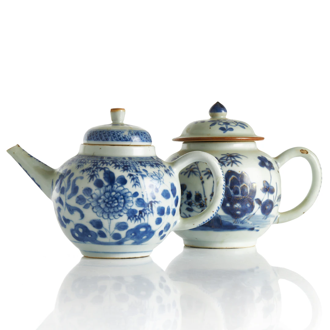 TEKANNOR, 2 st, Kina, Qingdynasti, 1700-tal, underglasyrblå dekor.
