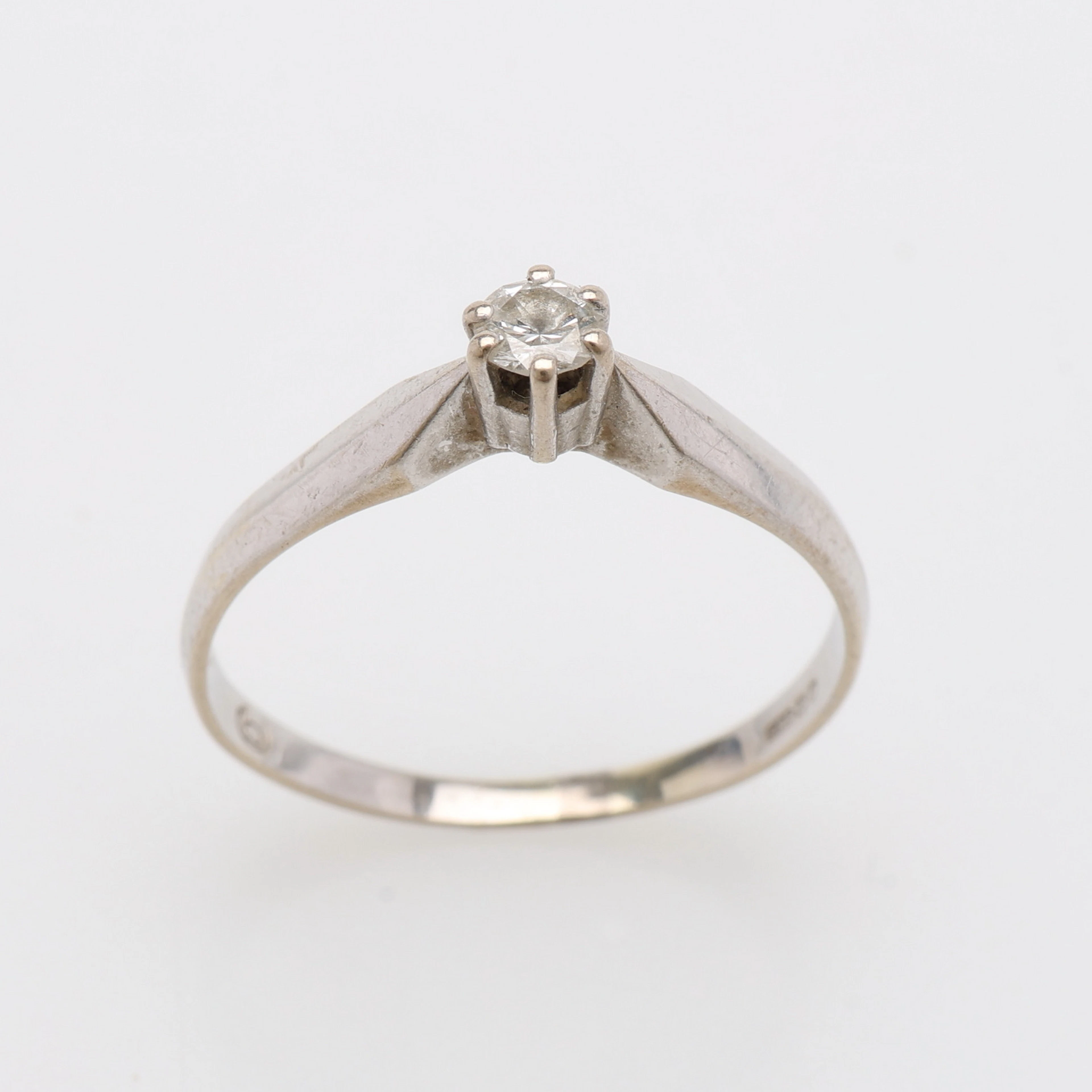 RING, 14K VITGULD & LITEN BRILJANT OM CA 0,14 CT, 1,7 GRAM.
