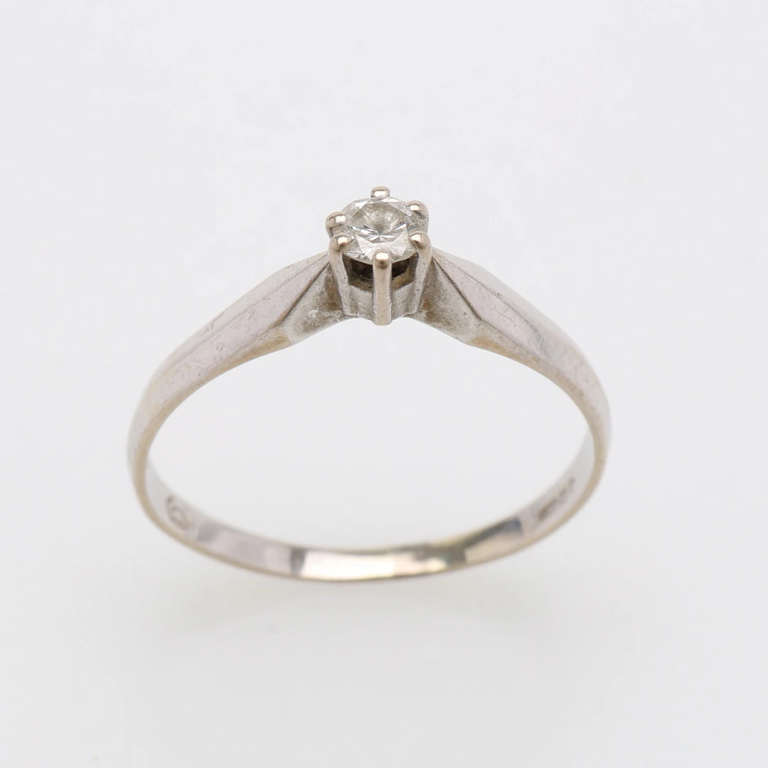 RING, 14K VITGULD & LITEN BRILJANT OM CA 0,14 CT, 1,7 GRAM.