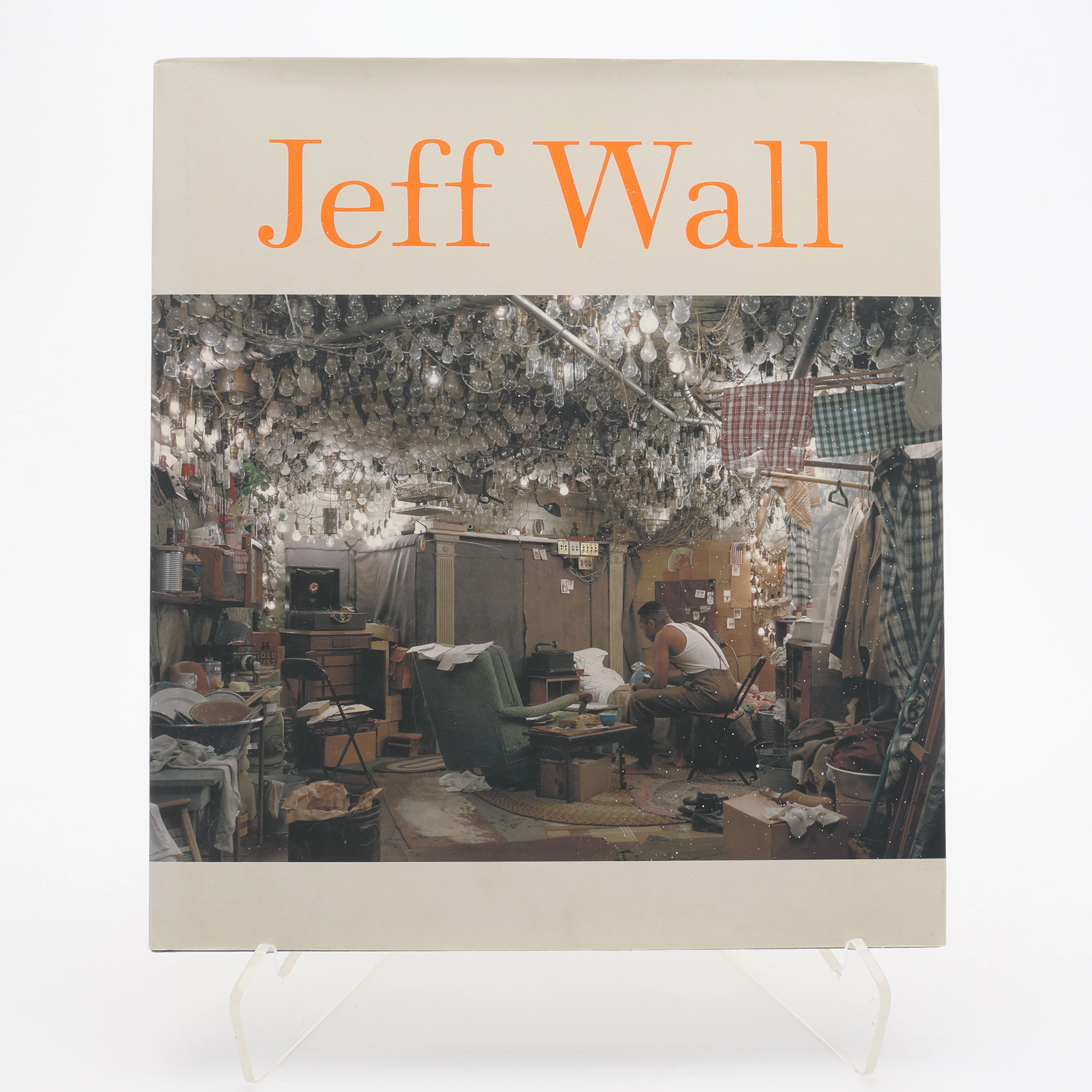 FOTO. DEN KANADENSISKE FOTOGRAFEN JEFF WALLS UTSTÄLLNINGSBOK FRÅN MOMA, 2007.