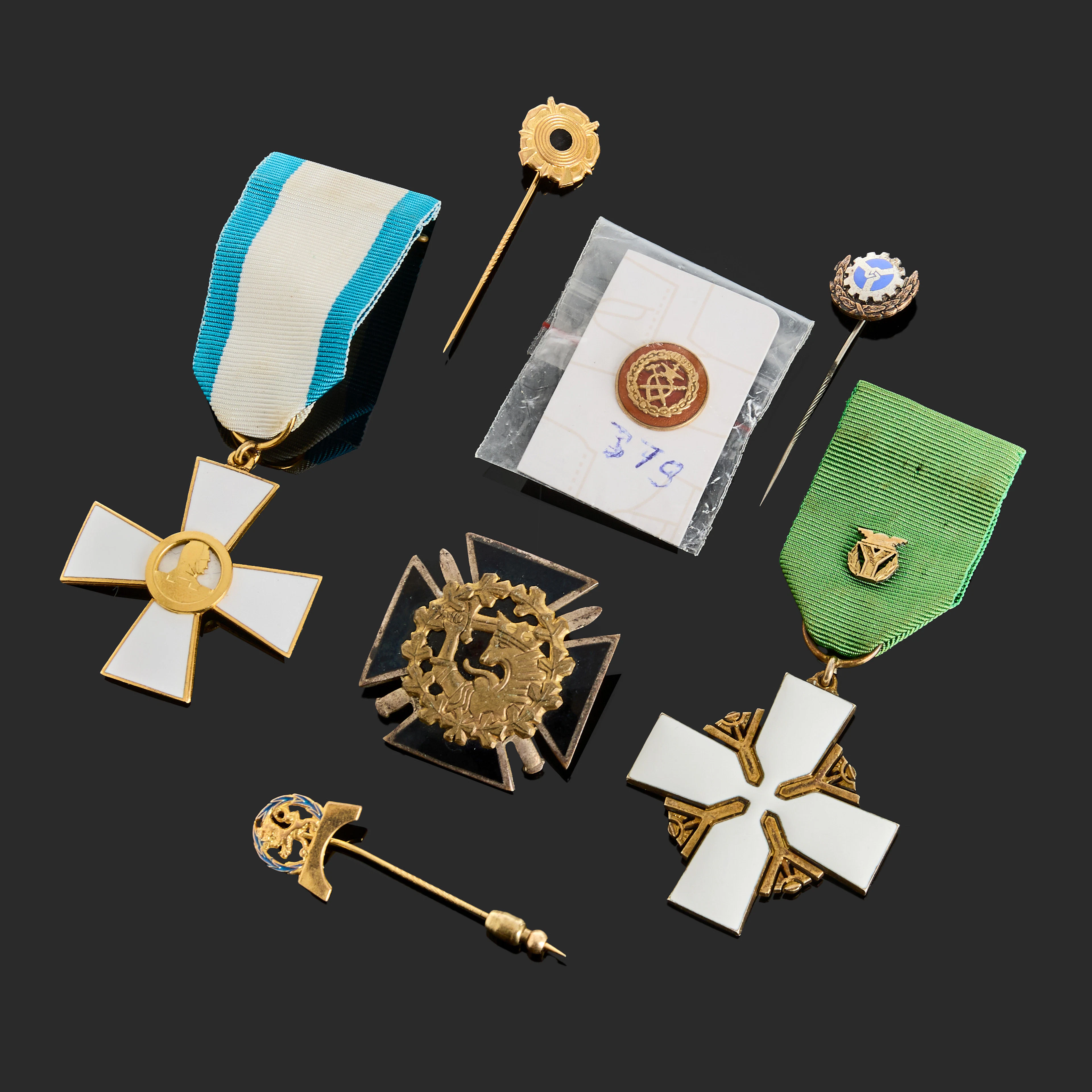 FINSKA MEDALJER / MÄRKEN. 7 delar. Delvis silver. Bl a Krigsveteranernas