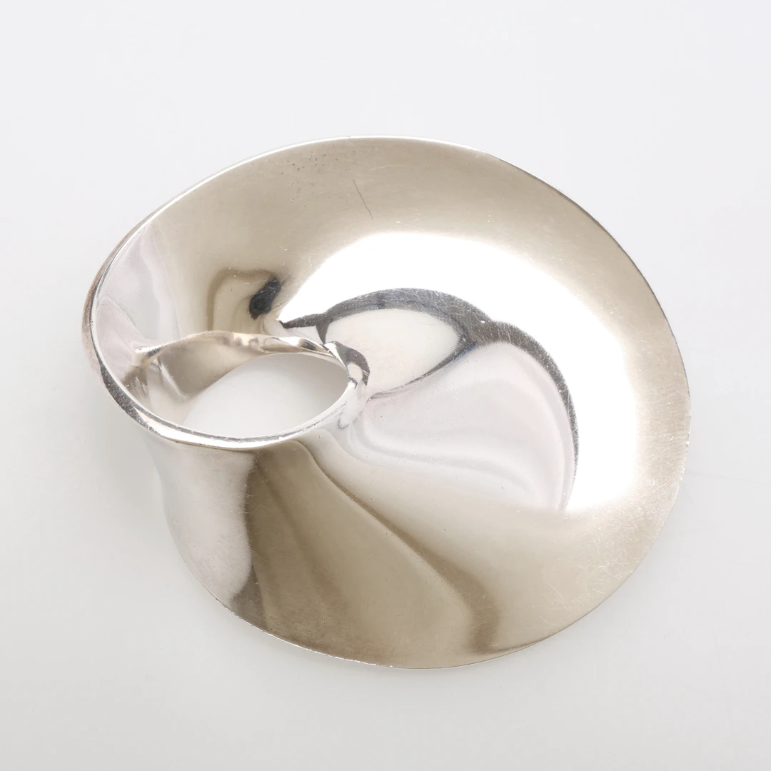 VIVIANNA TORUN BÜLOW-HÜBE. BROSCH, "MÖBIUS", STERLINGSILVER, NR 374