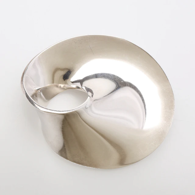 VIVIANNA TORUN BÜLOW-HÜBE. BROSCH, "MÖBIUS", STERLINGSILVER, NR 374