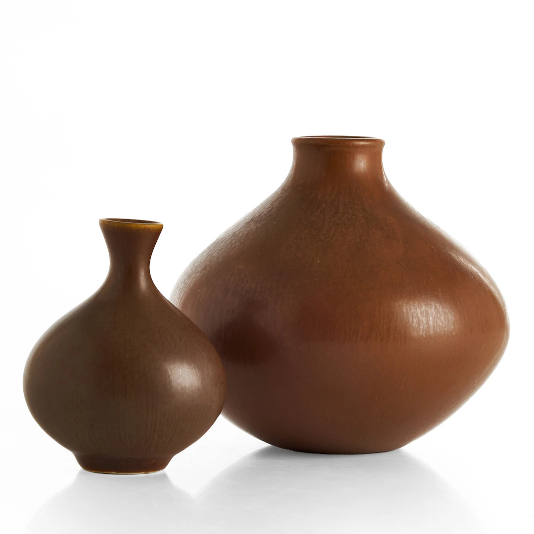 GUSTAVSBERG. Vaser. 2 st. 1900-talets mitt. Stämpel- resp. etikettmärkta.