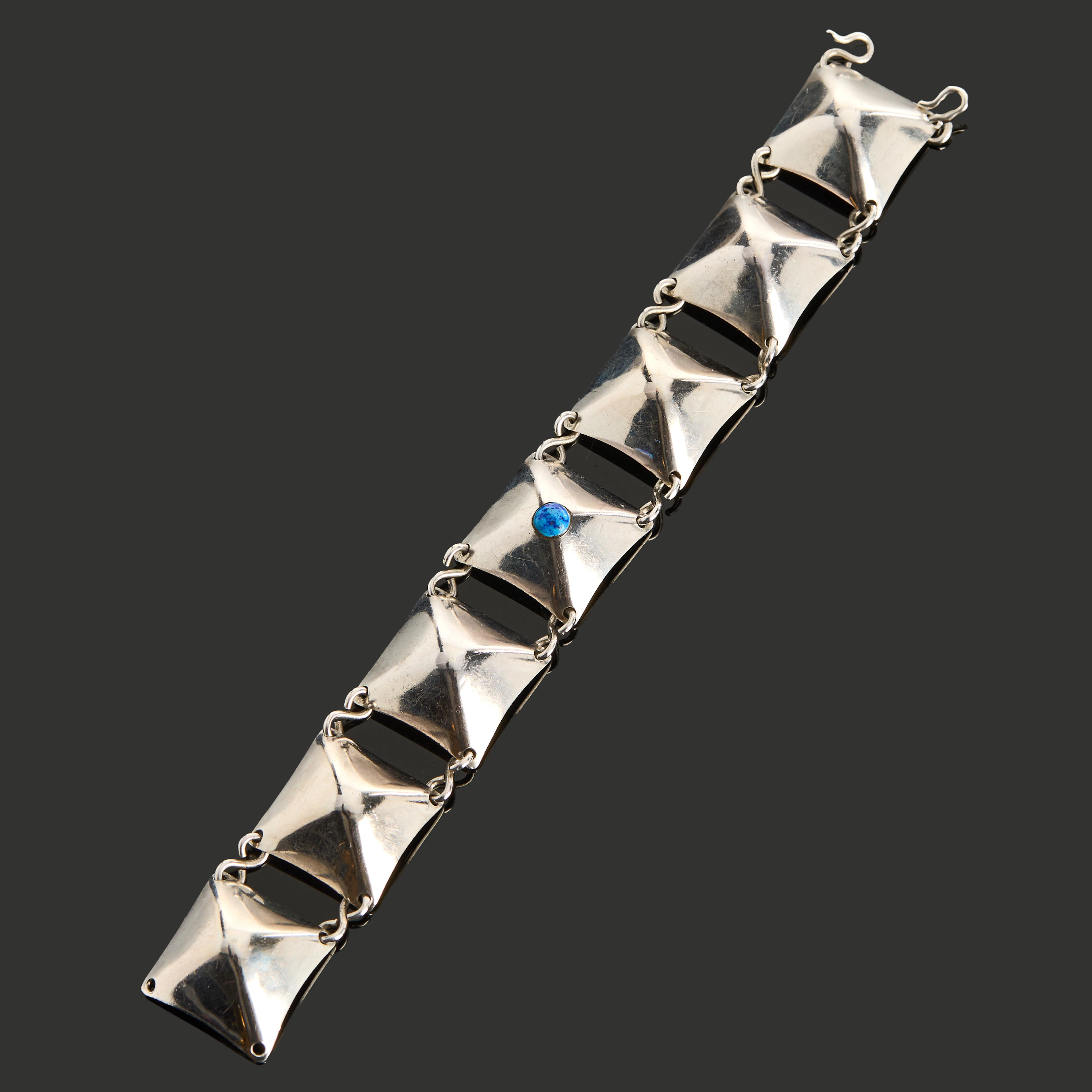 ARMBAND, silver, 7 st länkar varav en med en centrerad blå sten, S-lås.