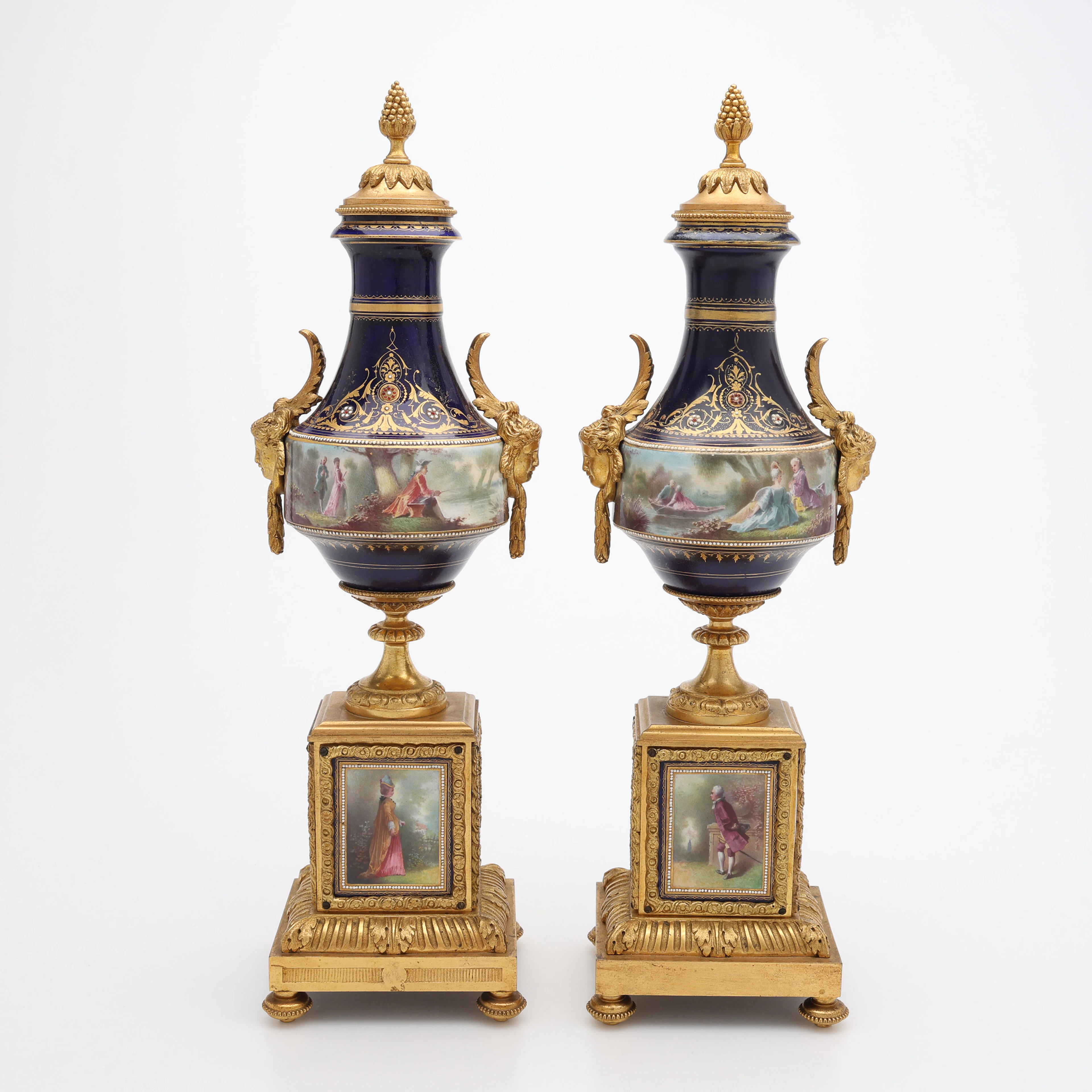 BORDSGARNITYR, TVÅ DELAR, FÖRGYLLD BRONS & PORSLIN, LOUIS XVI-STIL