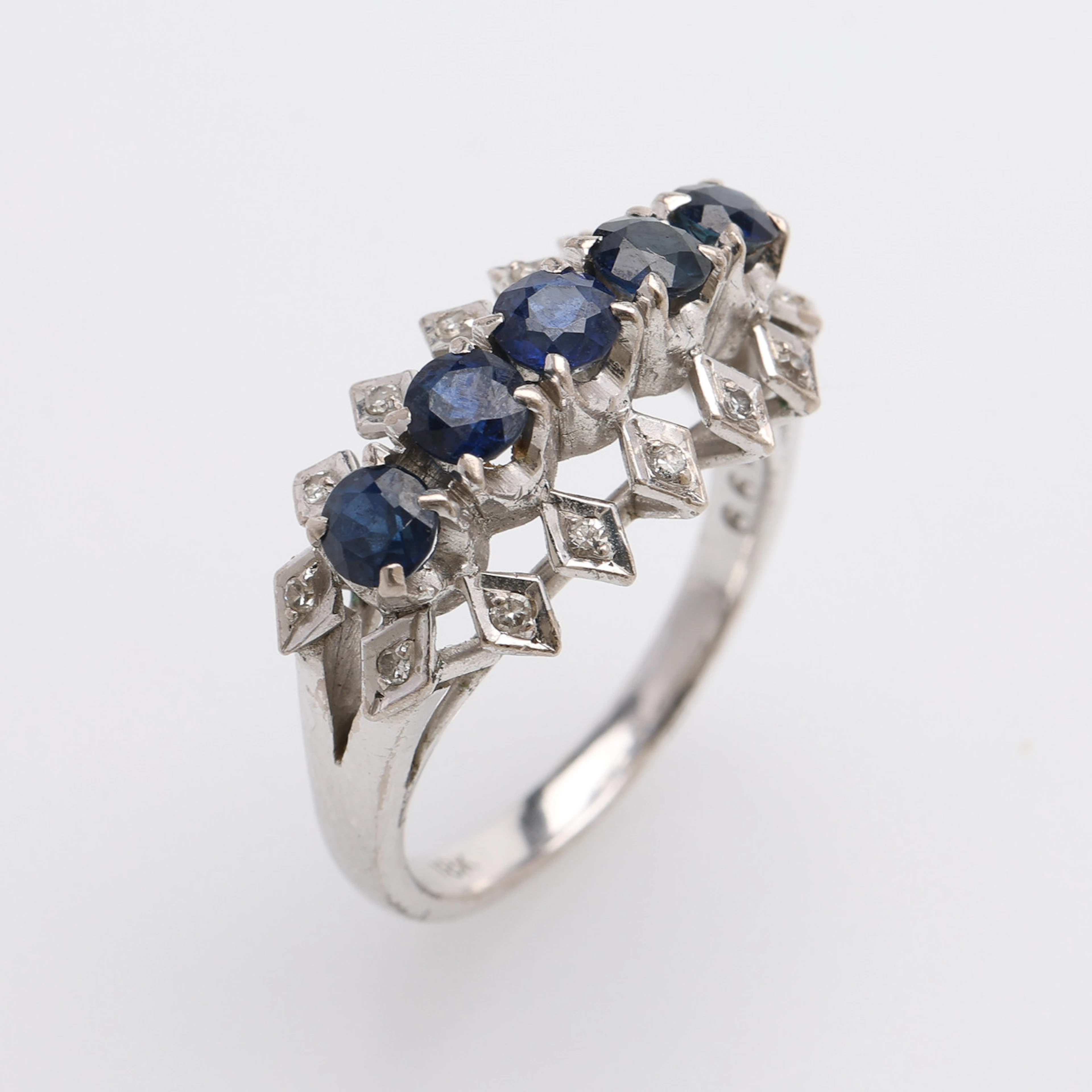 RING, 18K VITGULD, TOPASER & SMÅ GAMMALSLIPADE DIAMANTER, TOTALT 4,6 GRAM.