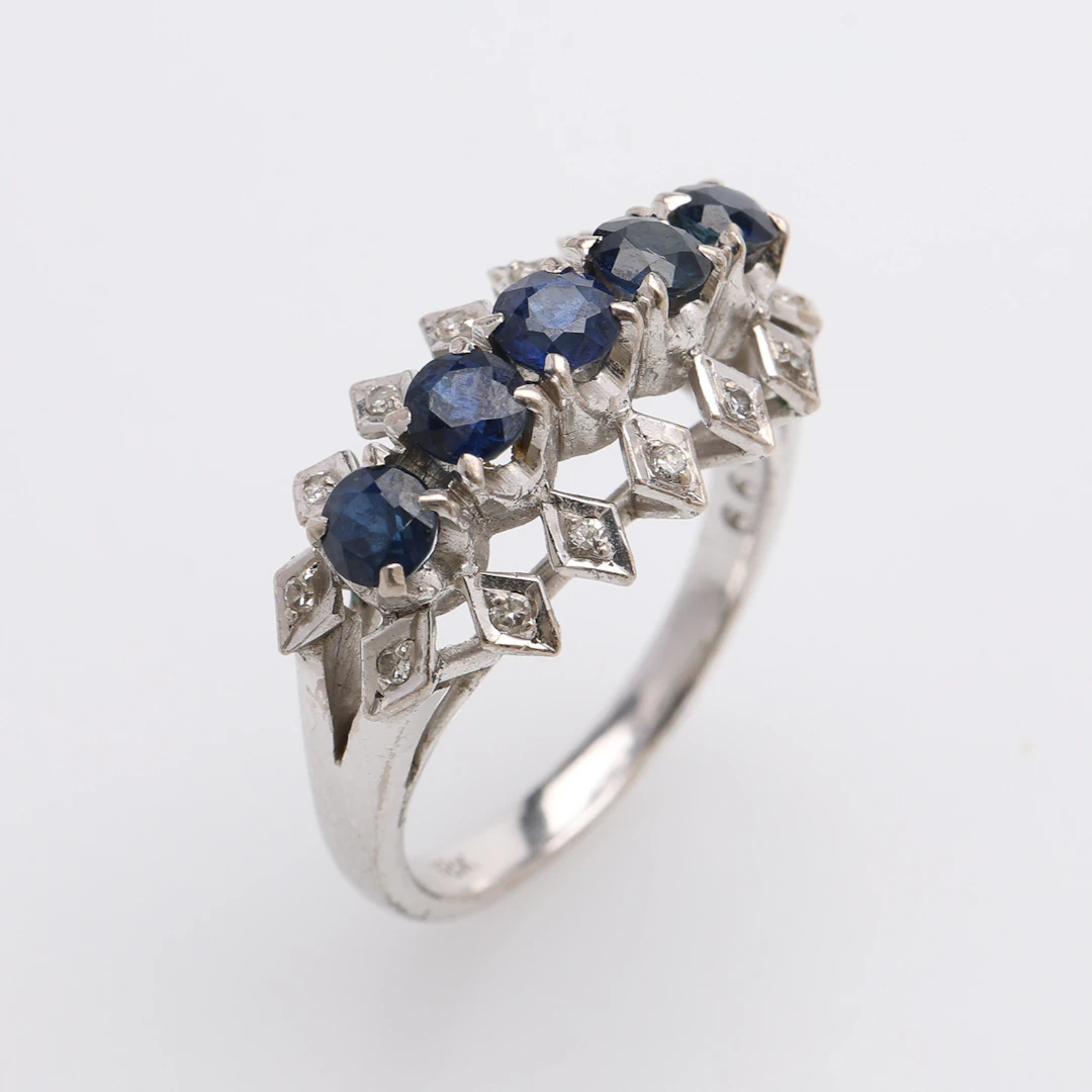 RING, 18K VITGULD, TOPASER & SMÅ GAMMALSLIPADE DIAMANTER, TOTALT 4,6 GRAM.