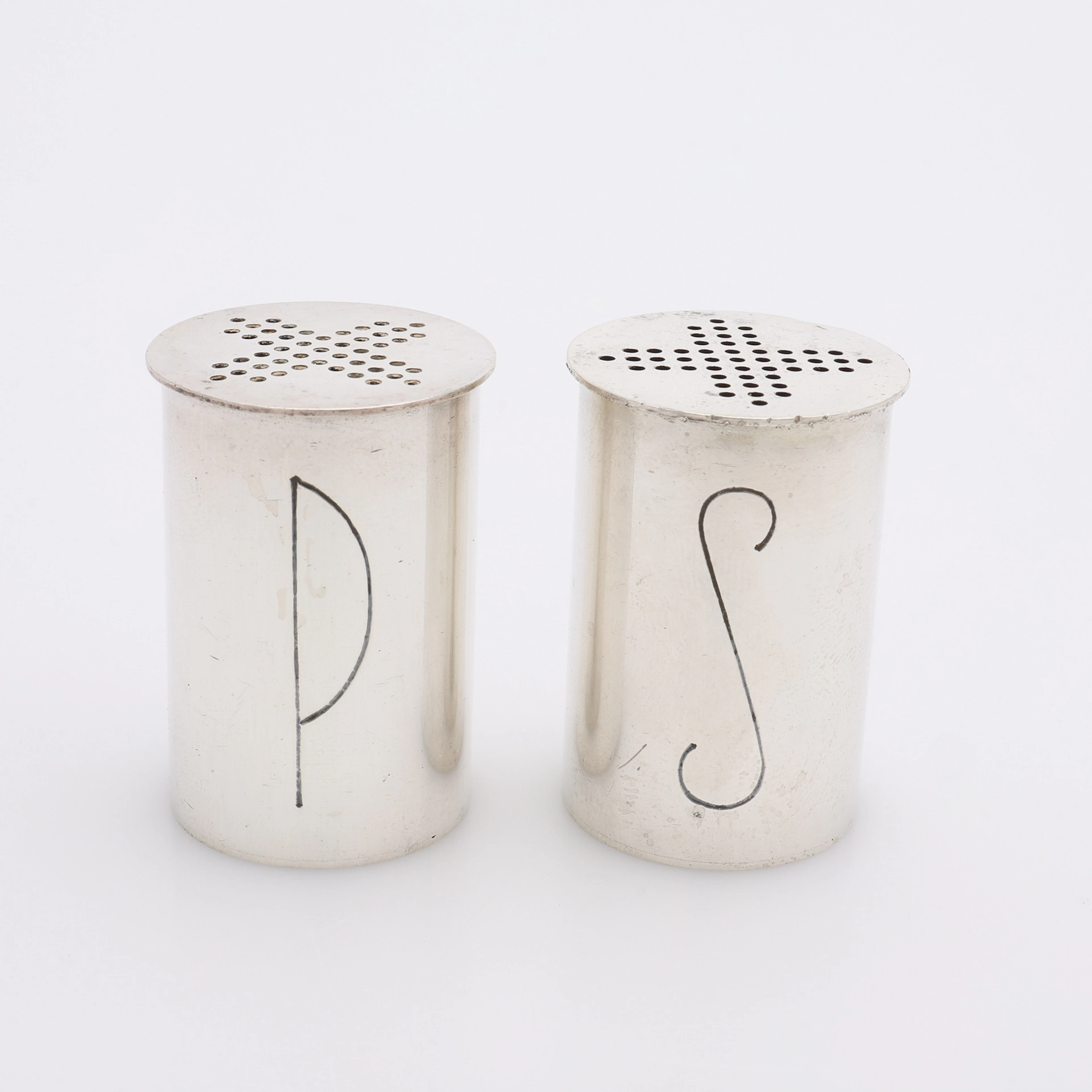 WIWEN NILSSON. SALT- OCH PEPPARSTRÖARE, STERLINGSILVER.