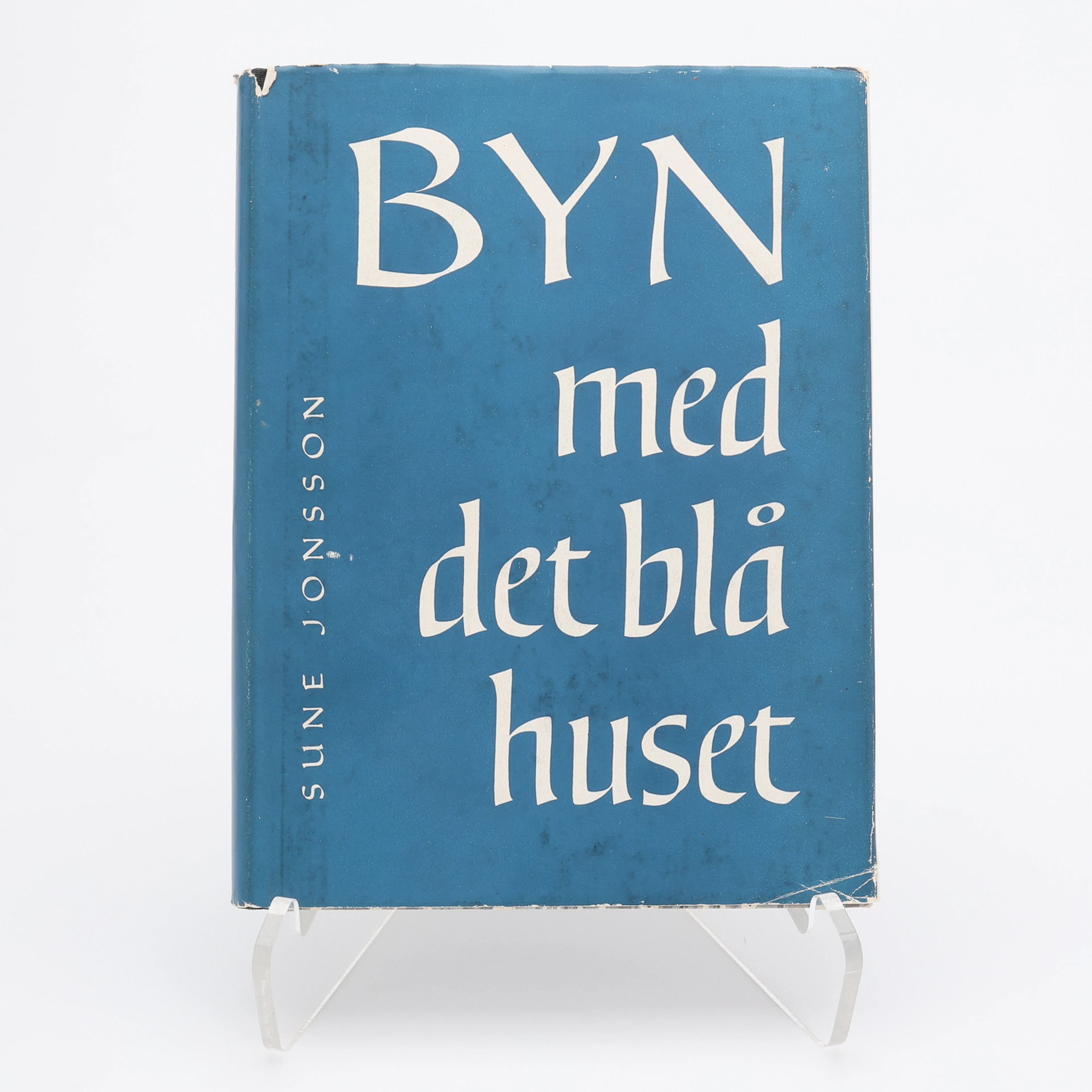 FOTO. DEN SVENSKE FOTOGRAFEN SUNE JONSSONS BYN MED DET BLÅ HUSET I