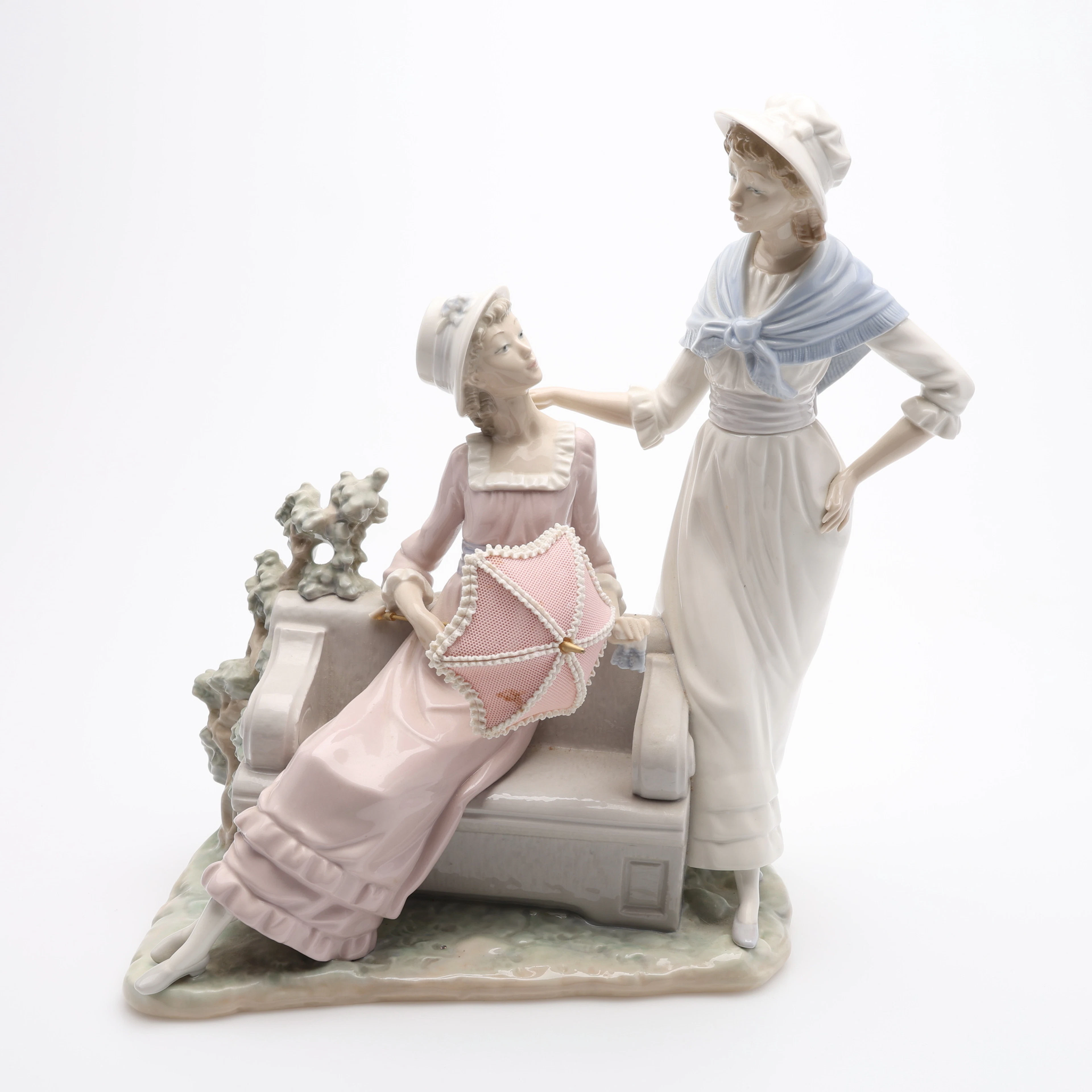 LLADRO, FIGURGRUPP, KVINNOR VID BÄNK.