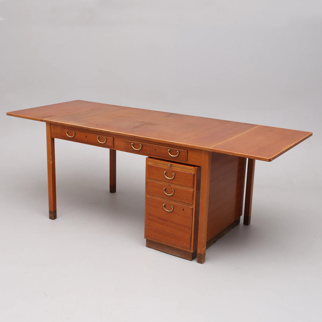 DAVID ROSÉN. SKRIVBORD MED HURTS, MAHOGNYFANÉR, MODELL 590-026 RESPEKTIVE