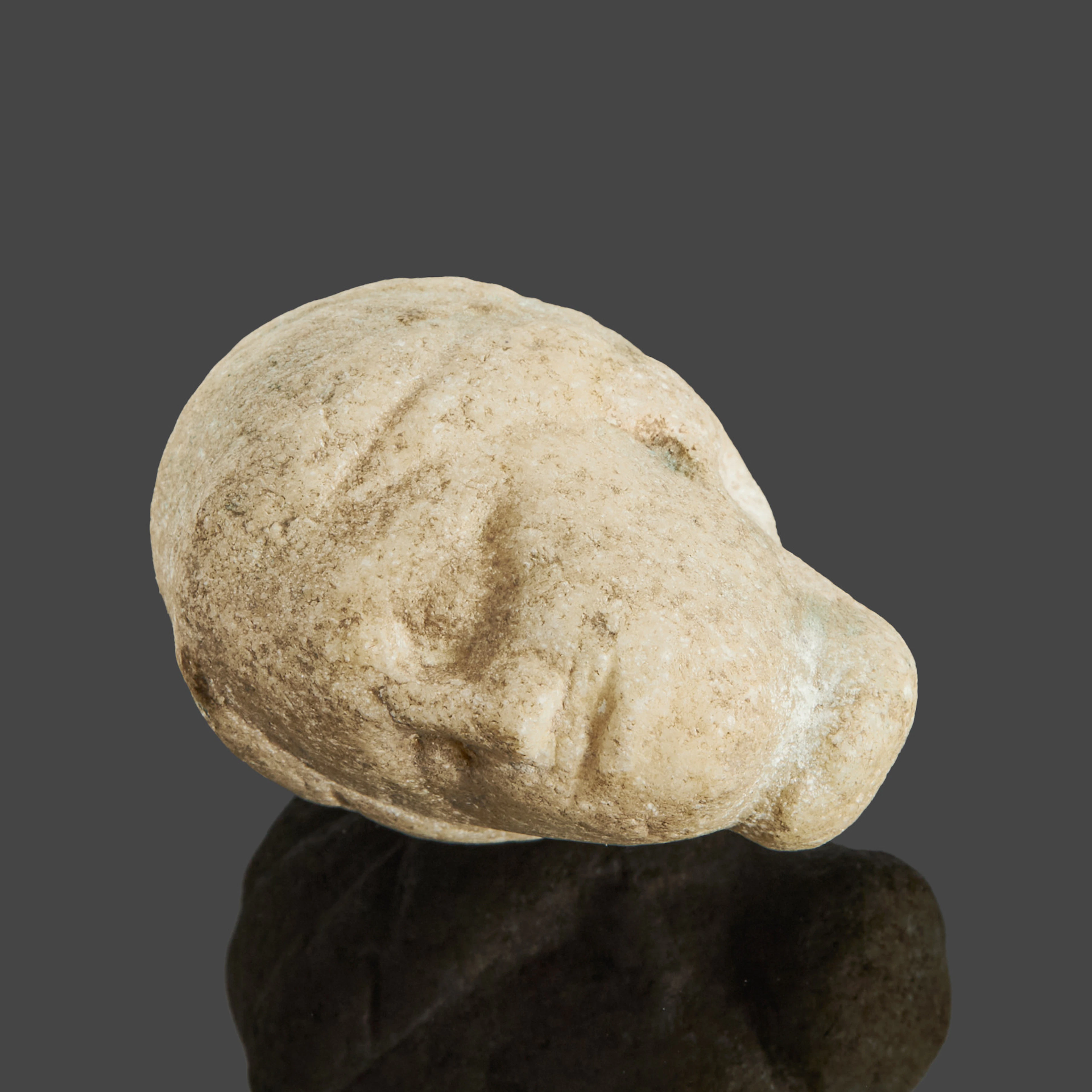 KVINNOHUVUD, marmor, antiken, troligen Egypten ca 200-300 eKr. Höjd 4cm.