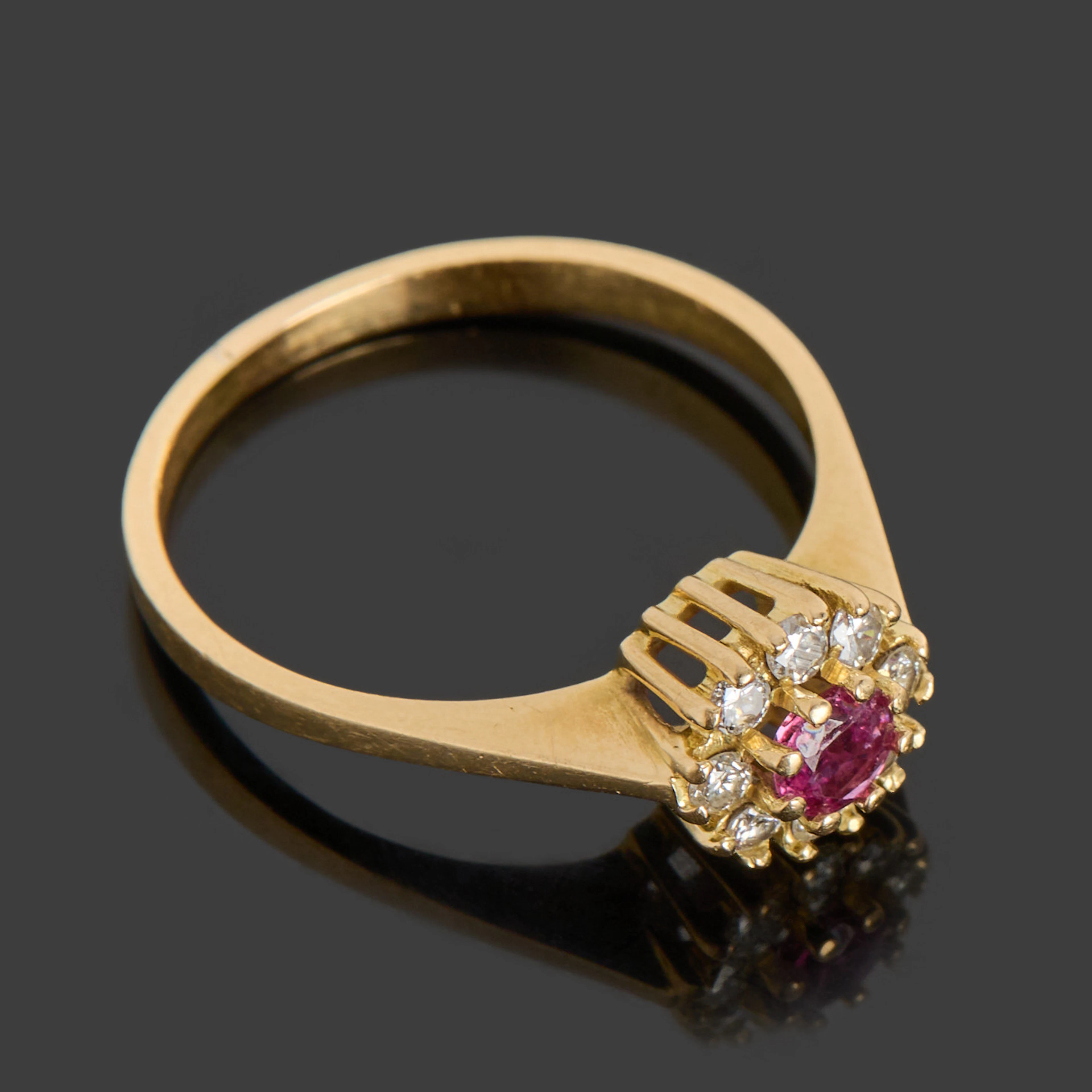 CARMOSÉRING, 18k guld med en rubin bekransad med briljantslipade diamanter.