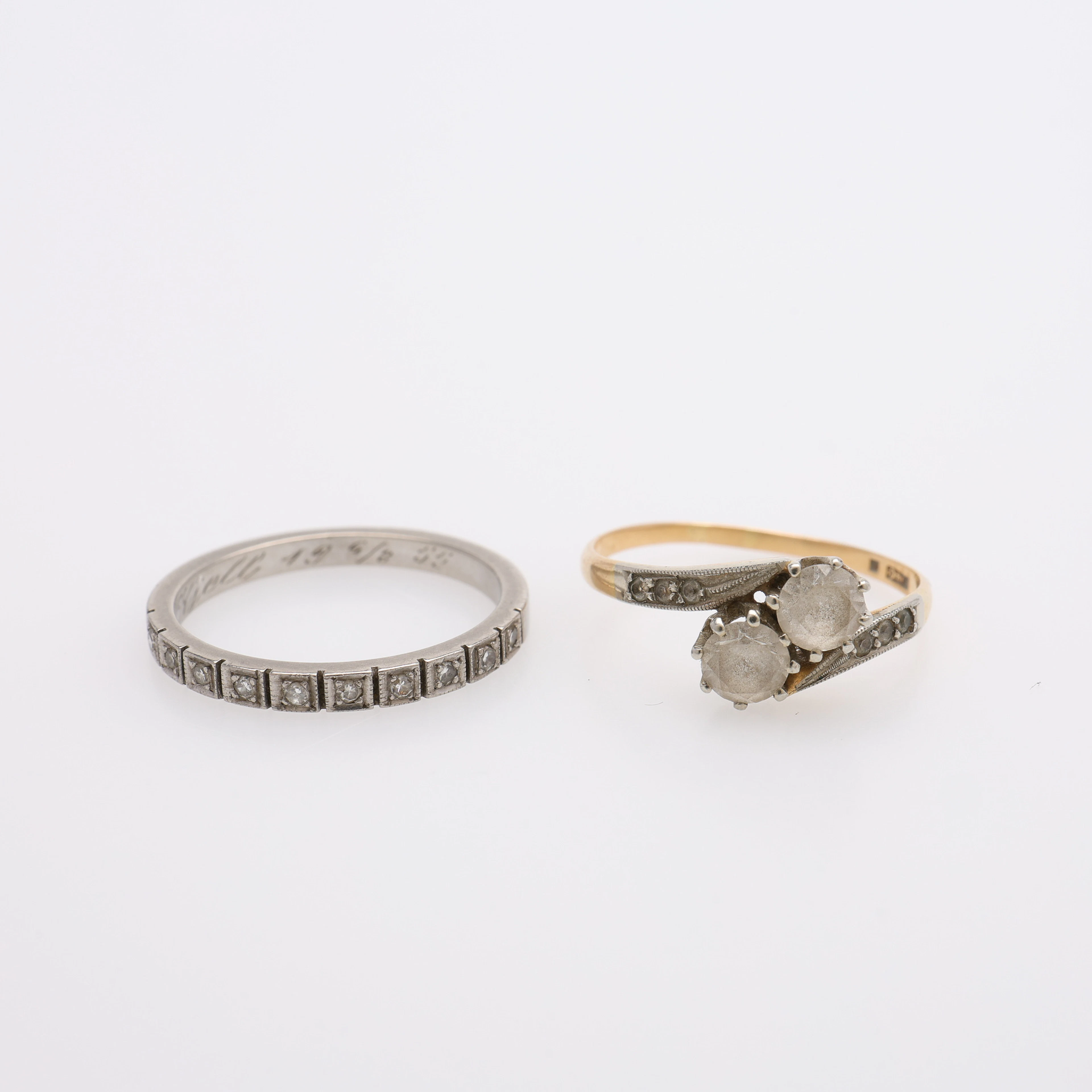 RINGAR, TVÅ STYCKEN, 18K GULD, MED STENAR, TOTAL VIKT CA 4,9 GRAM.