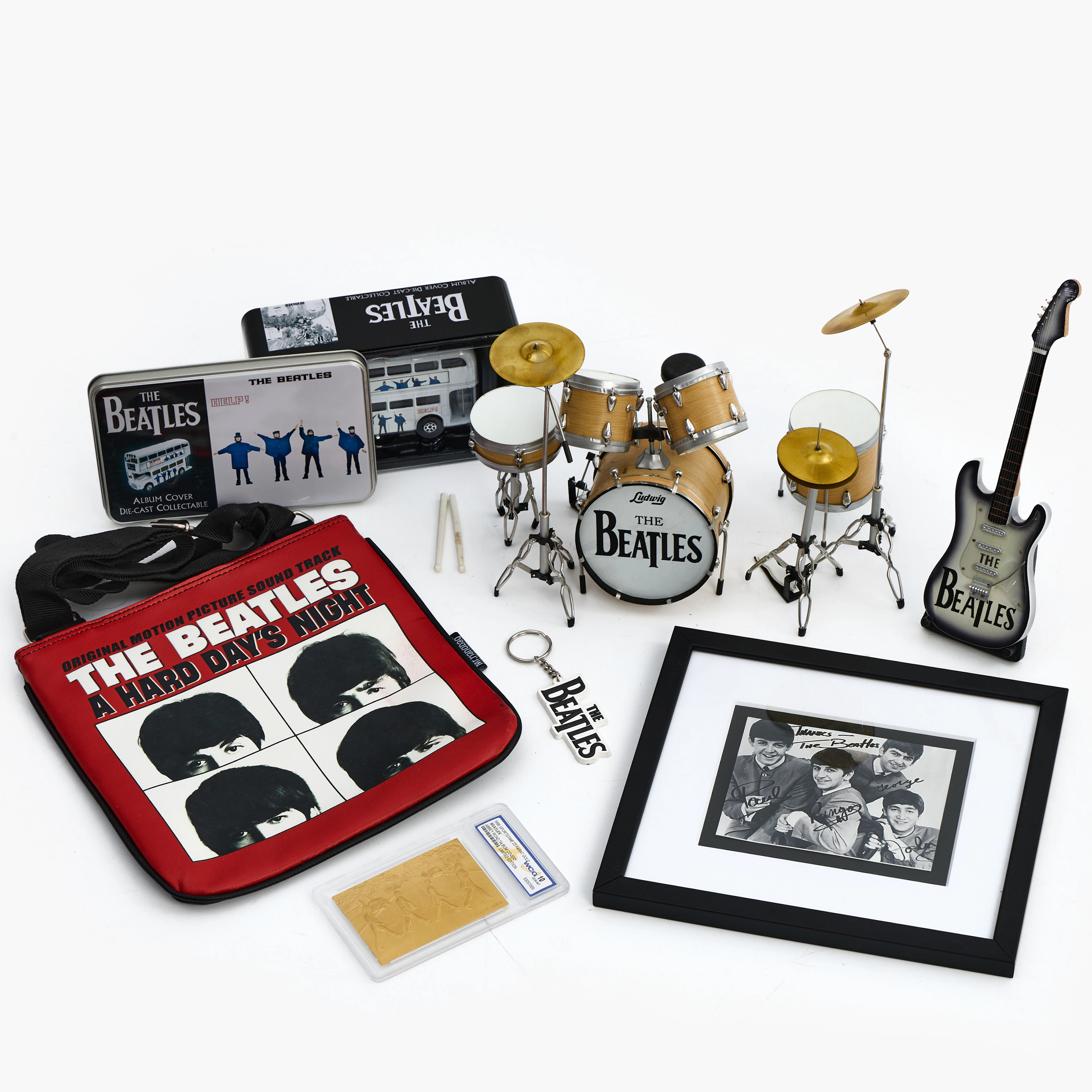 THE BEATLES MEMORABILIA (7 delar). väska, trumset samt gitarr i miniatyrformat