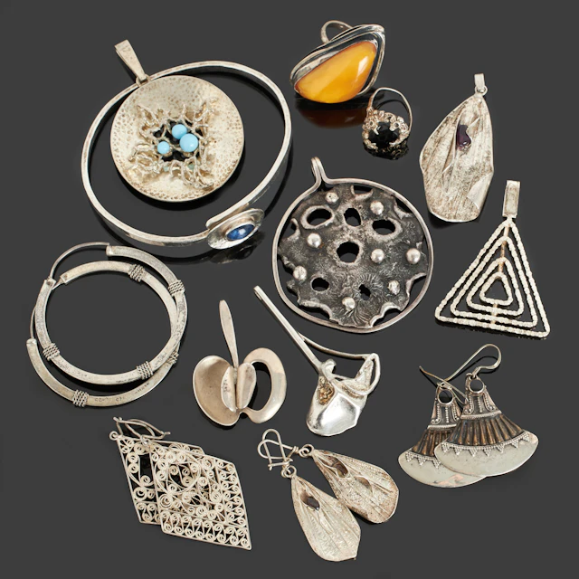 SILVERSMYCKEN, 13 delar, hängen, örhängen, armring, ringar.