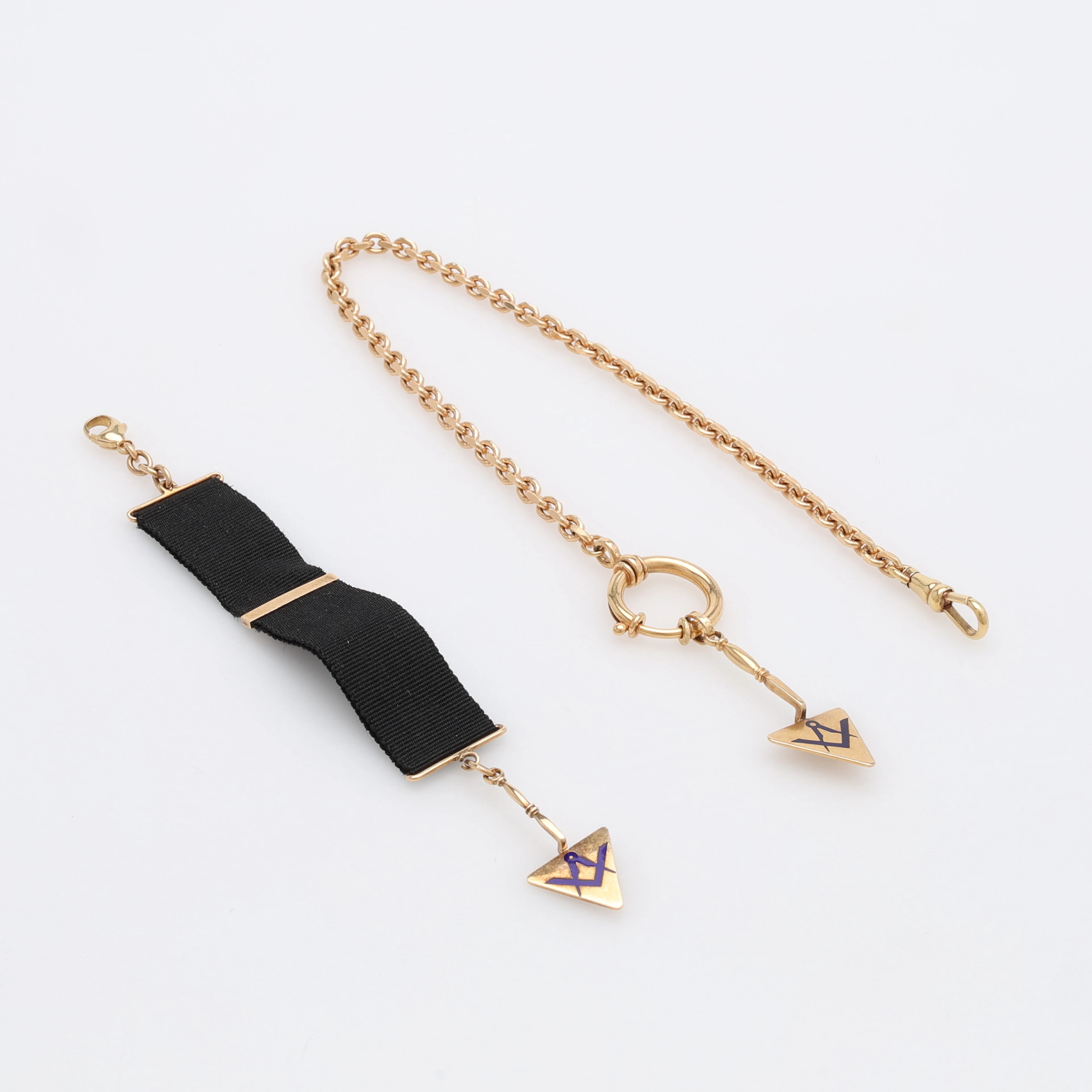 KLOCKLÄNK & CHATELAINE MED FRIMURARBERLOCKER, 18K GULD & RIPSBAND