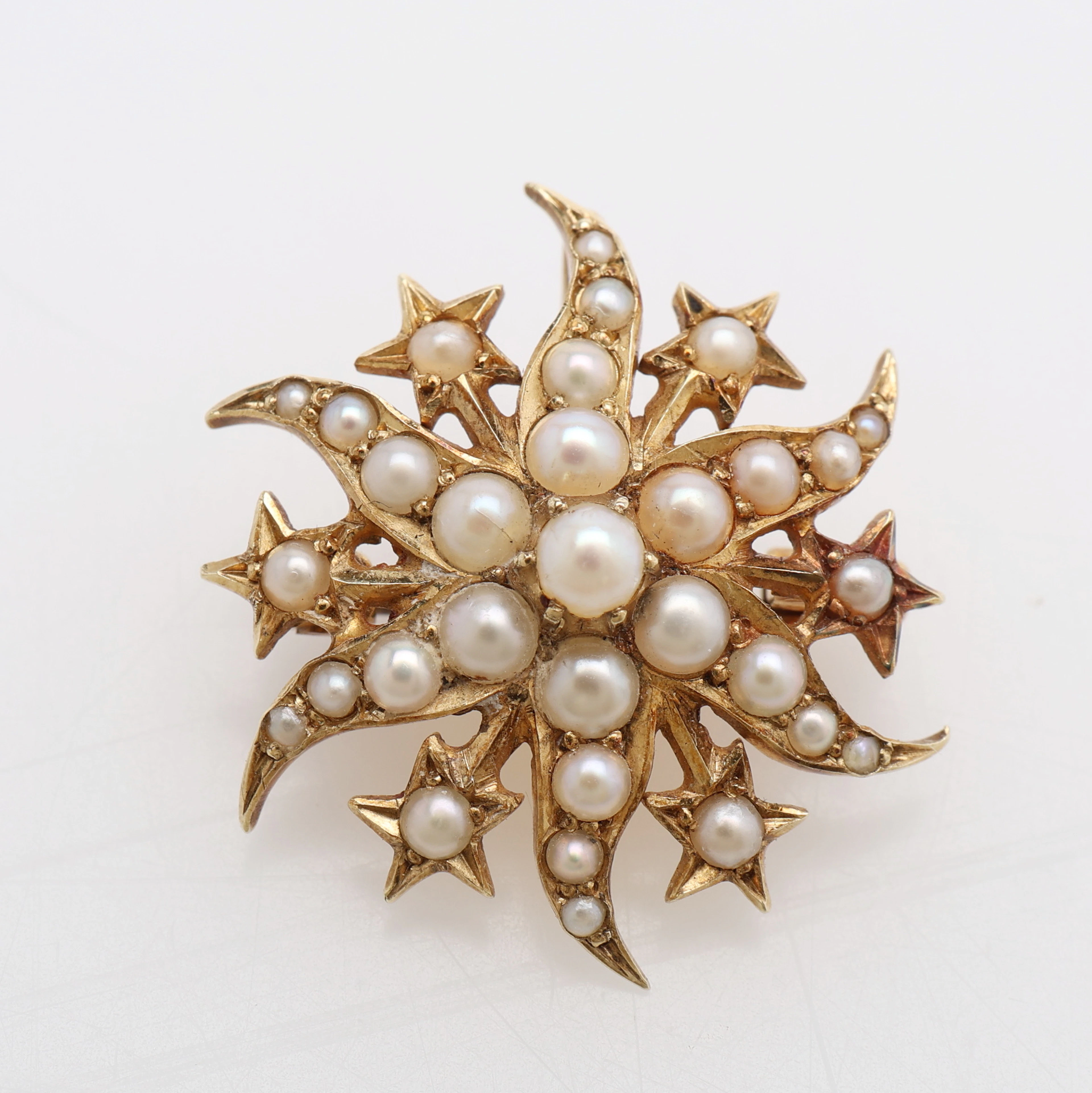 BROSCH, 15K GULD & HALVPÄRLOR, 1900-TALETS FÖRSTA DEL, TOTALT 2,9 GRAM.