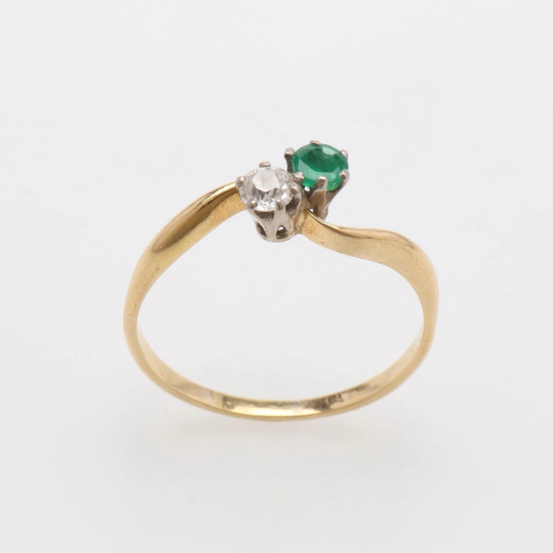 TVILLINGRING, 18K GULD, GRÖNT GLAS & GAMMALSLIPAD DIAMANT, CIRKA 2,7 GRAM.