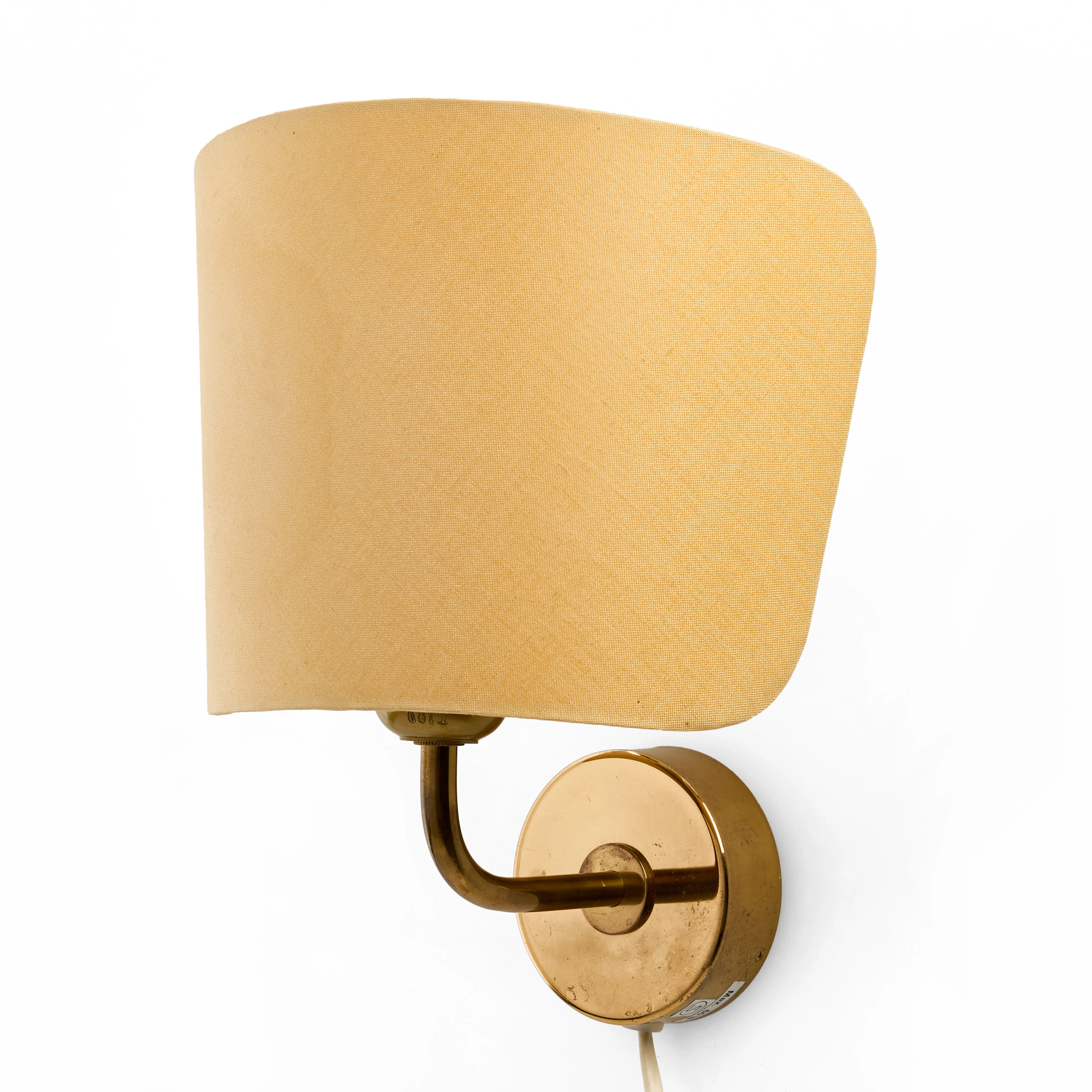 JOSEF FRANK (1885–1967). Vägglampa, modell 2143-2, mässing, textilskärm