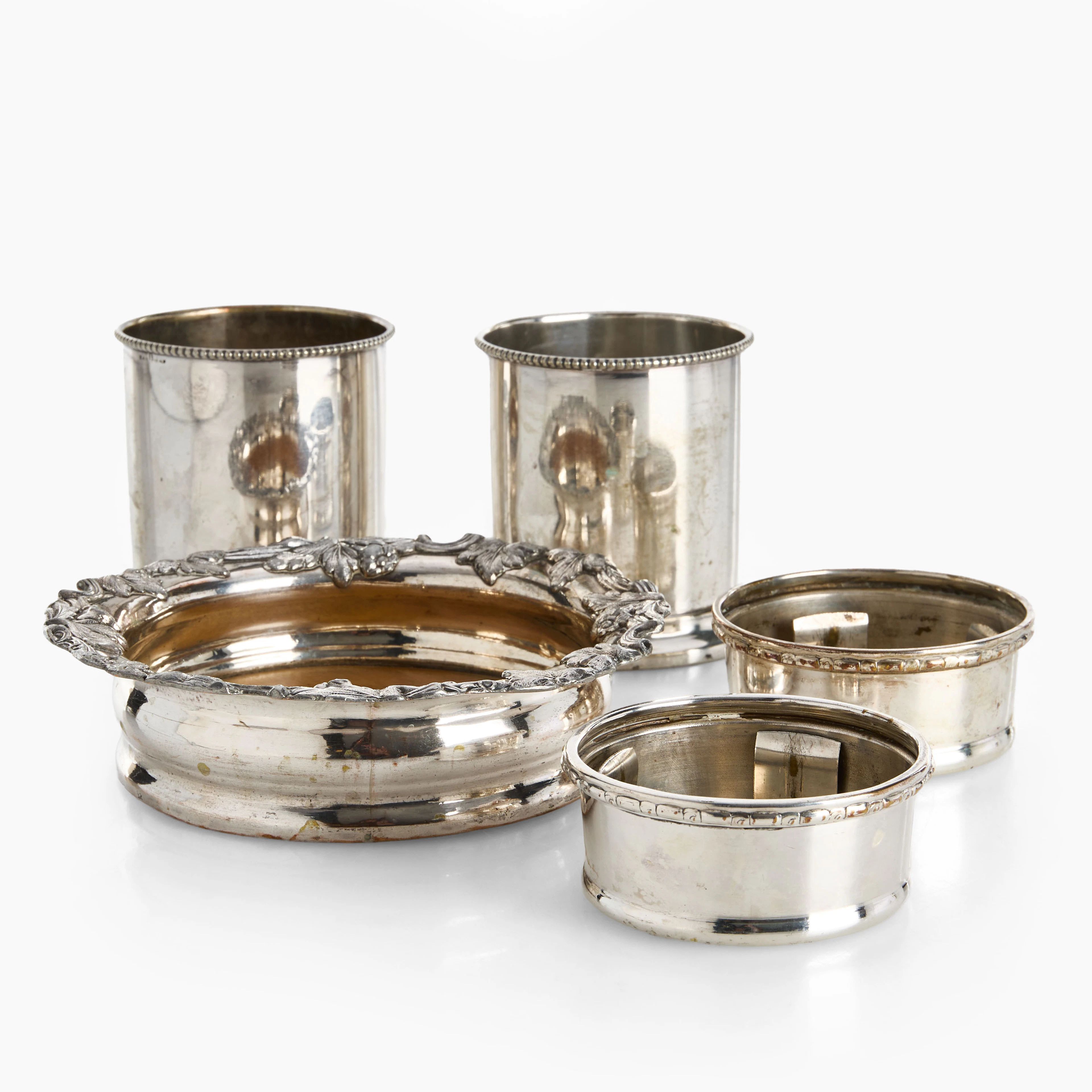 COASTERS / FLASKSTÄLL, 5 st, nysilver, 1900-talets första hälft.
