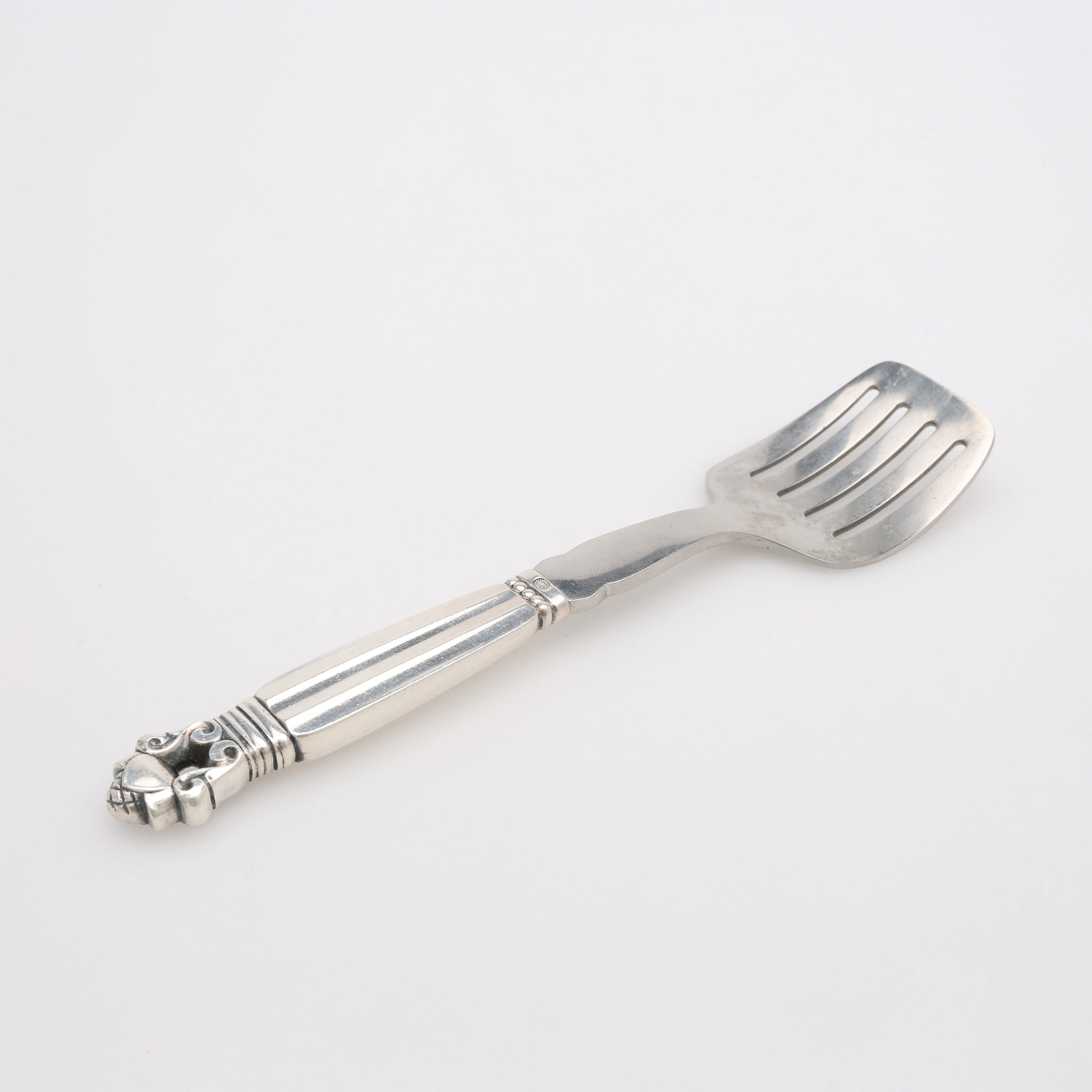 JOHAN ROHDE. SARDINGAFFEL, "KONGE/ACORN", FÖR GEORG JENSEN, DANMARK.