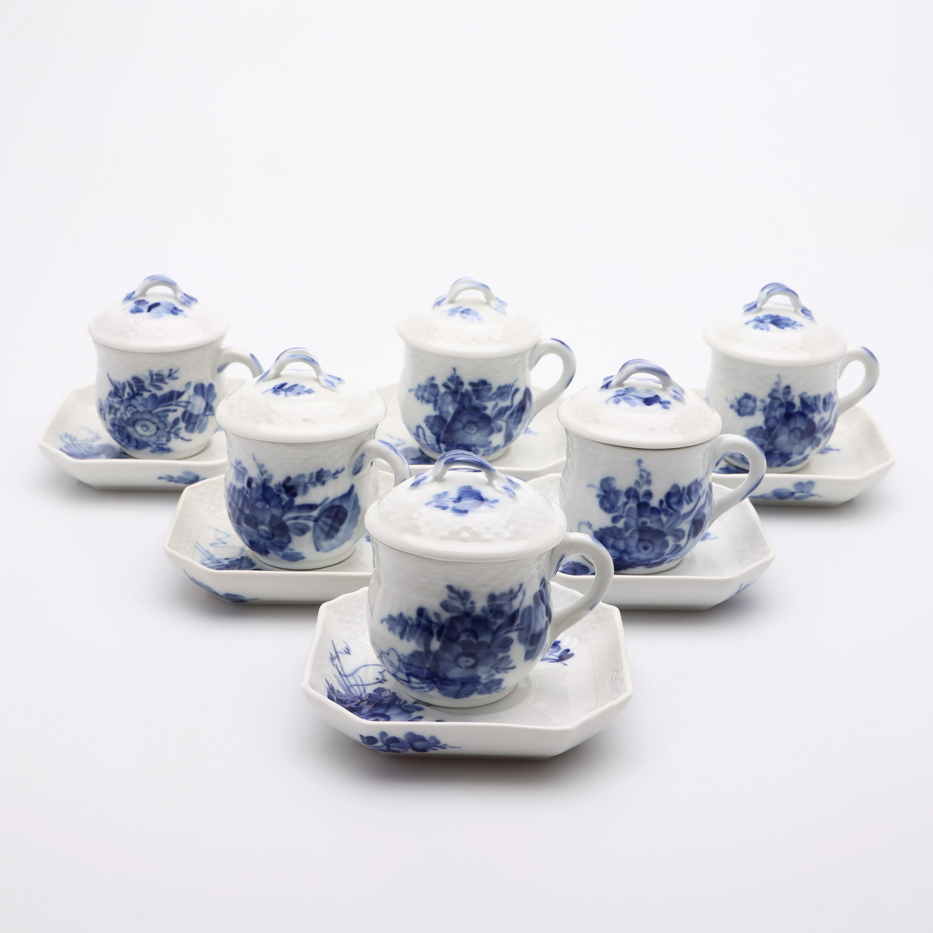 CREMEKOPPAR MED FAT, SEX STYCKEN, "BLÅ BLOMST", ROYAL COPENHAGEN.