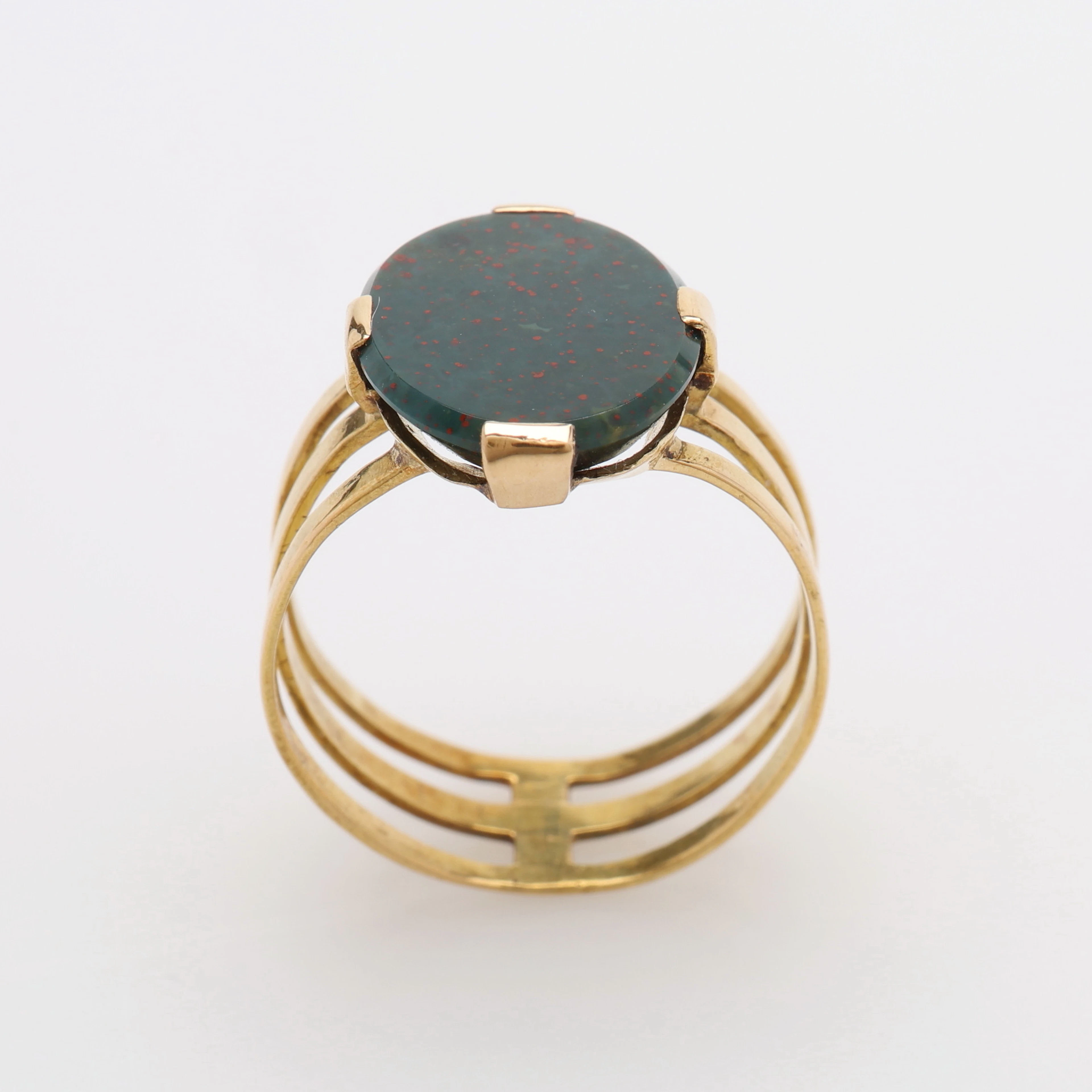 RING, 18K GULD MED OVAL BLODJASPIS, VIKT CA 4,4 GRAM.