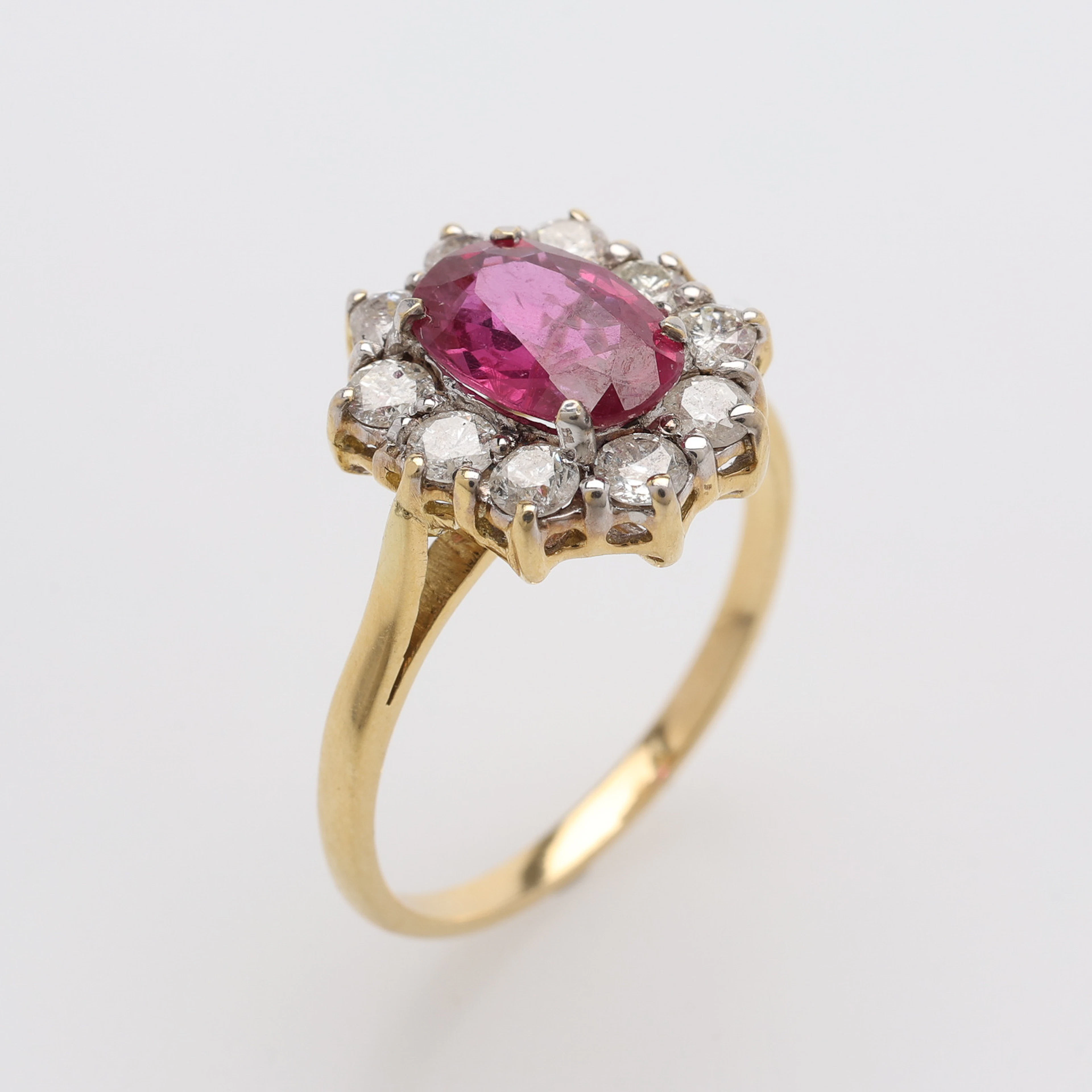 RING, 18K GULD, RUBIN & 10 ST DIAMANTER, TOTALVIKT Ca. 3,2 g.