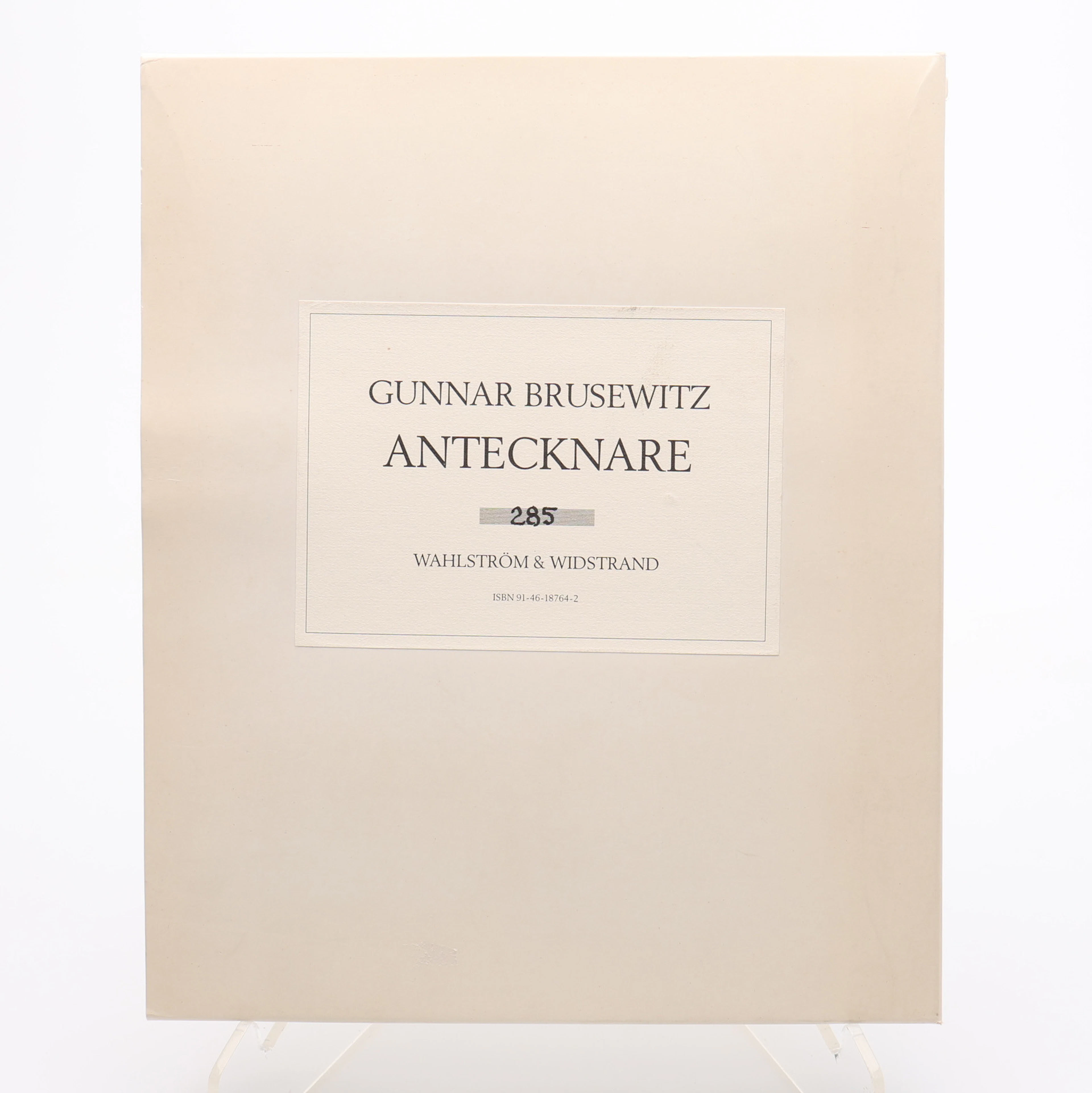 BIBLIOFILI. GUNNAR BRUSEWITZ ANTECKNARE MED EN SIGNERAD FÄRGLITOGRAFI.