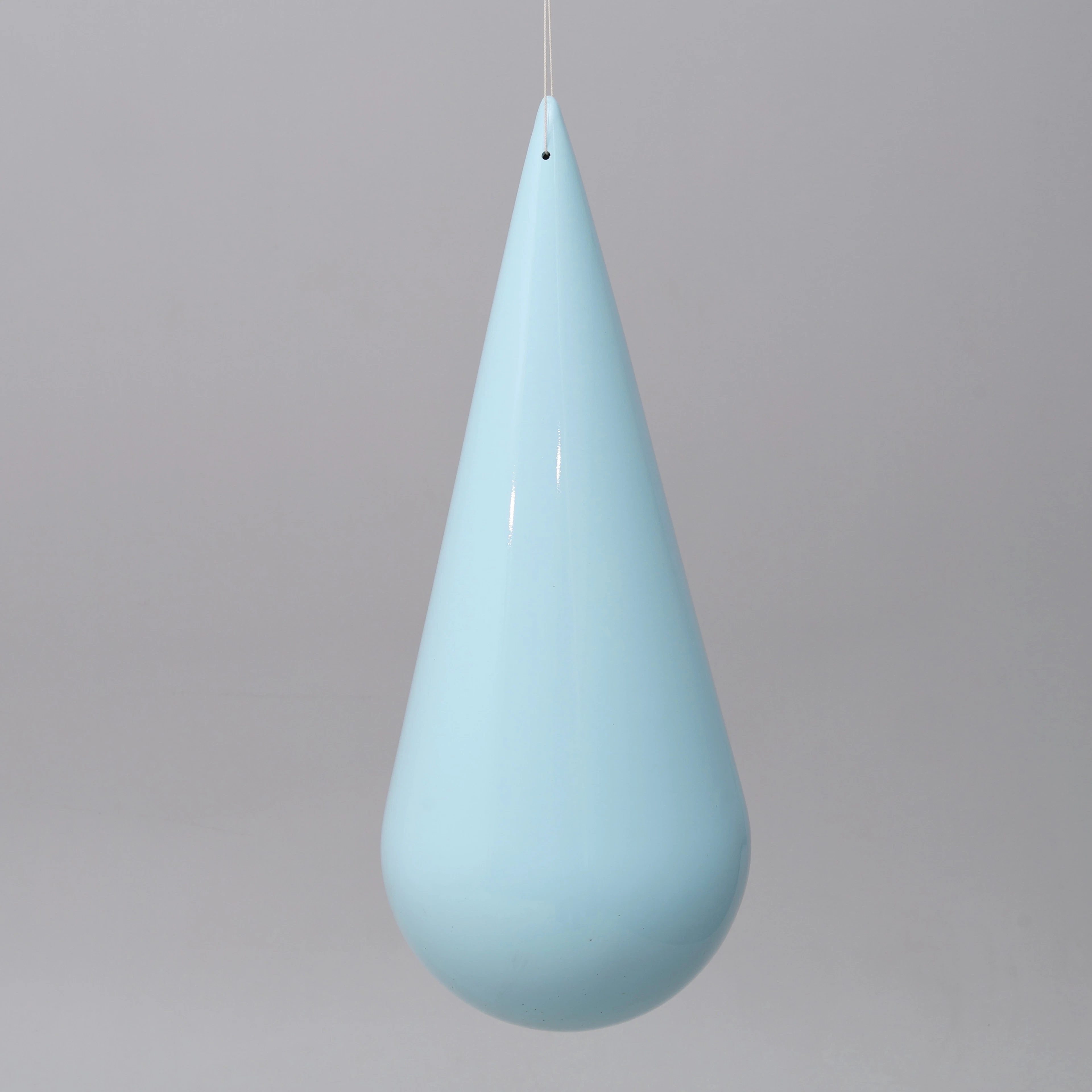 STINA EBERS 1962-2025. SKULPTUR, BEMÅLAT POLYMERMATERIAL, DROPPE, O. 2000.