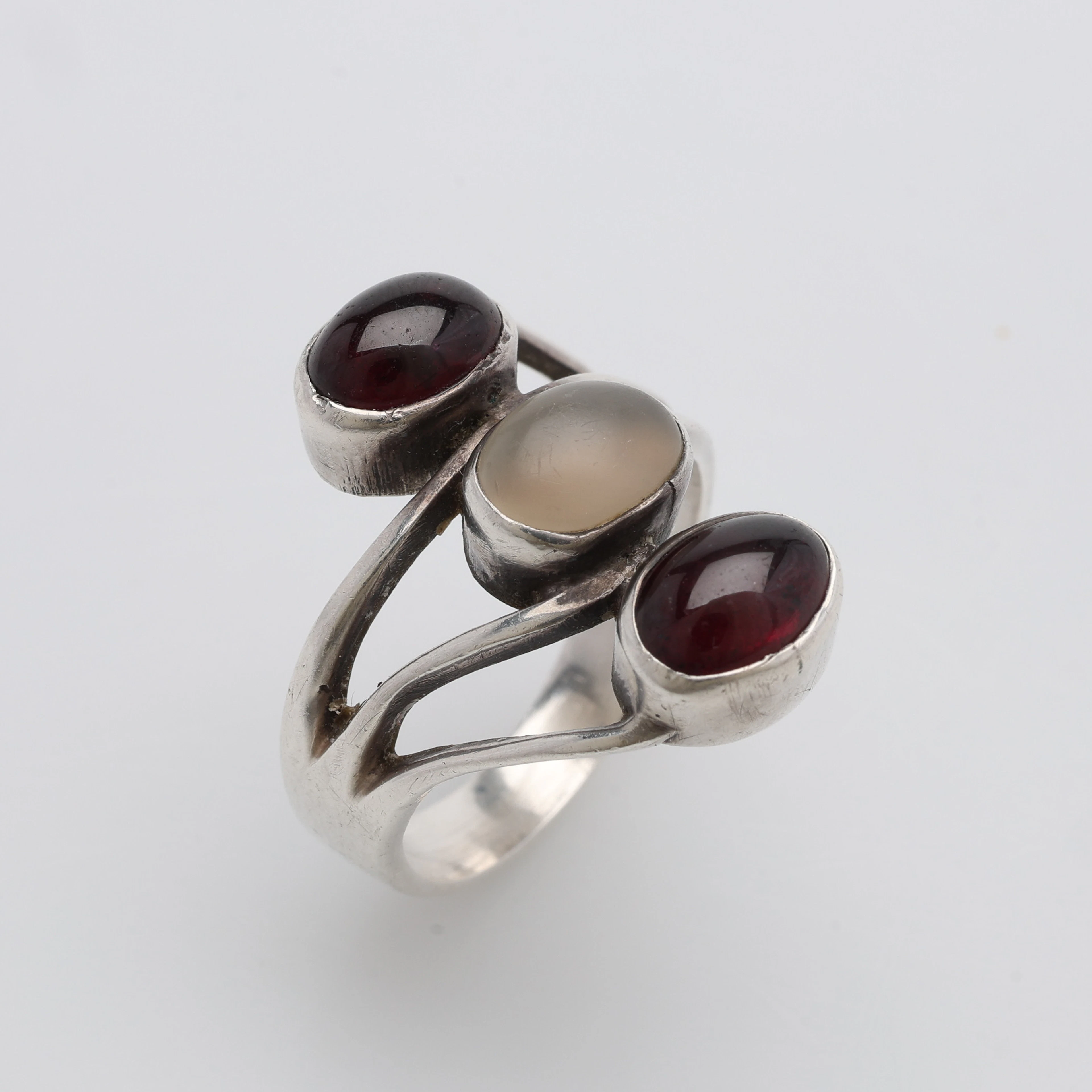 RING I STERLINGSILVER MED TVÅ CABOCHONSLIPADE TURMALINER OCH EN OPAK