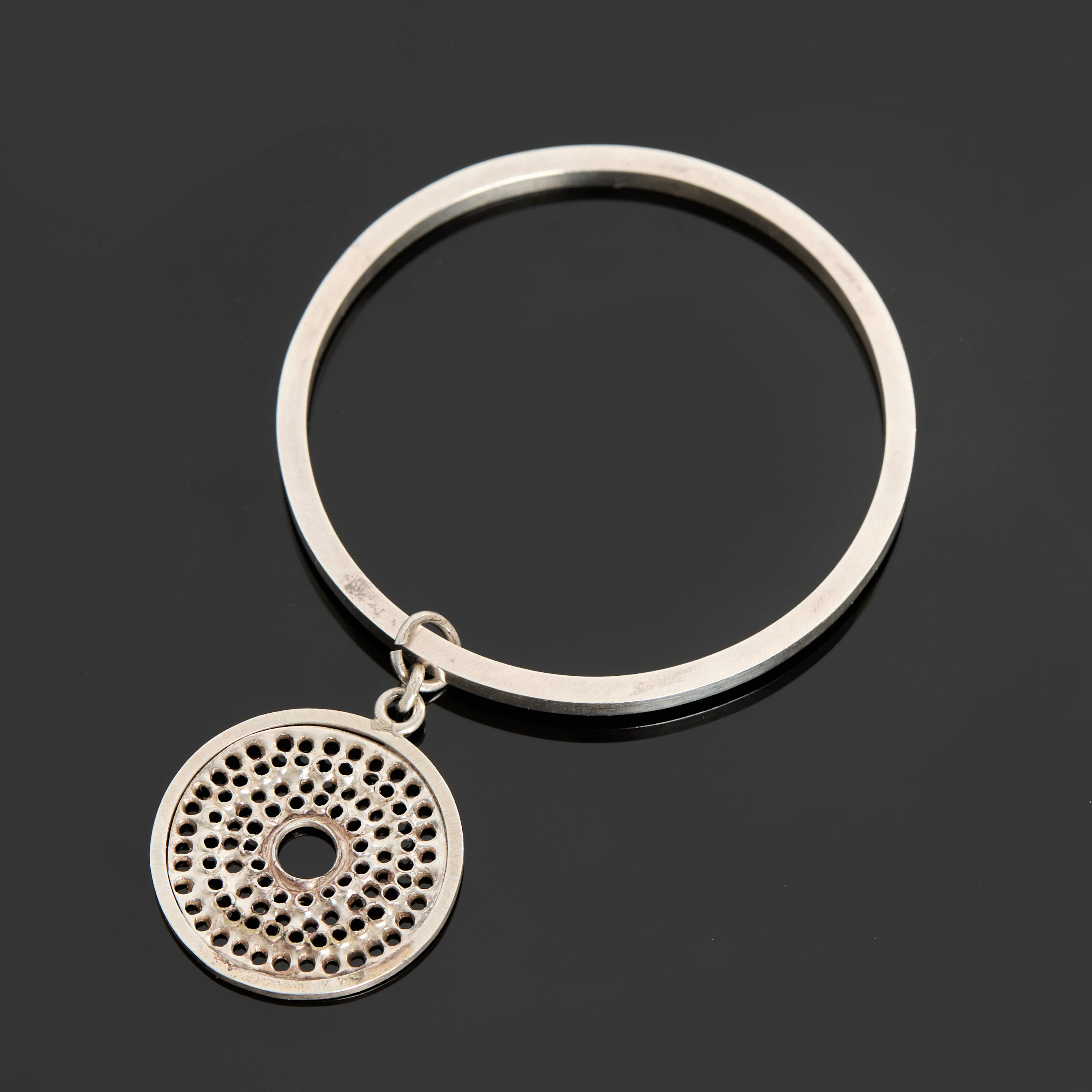 LARS ARBY (SVERIGE, 1933-2002). ARMRING MED HÄNGE, sterlingsilver