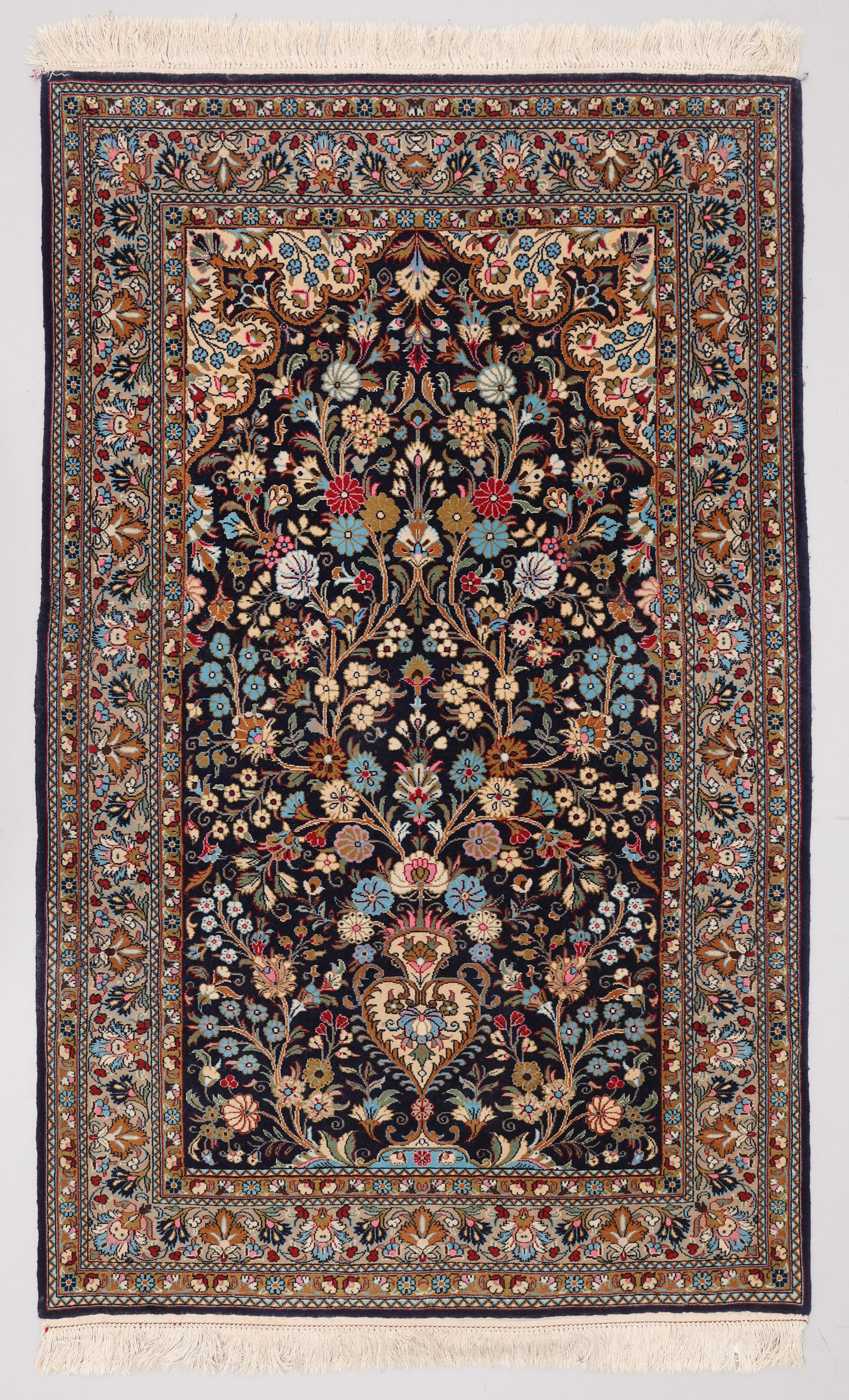 MATTA, ULL PÅ BOMULL, MED SILKESINSLAG, GHOM, IRAN, OLD, CIRKA 173X108 CM.