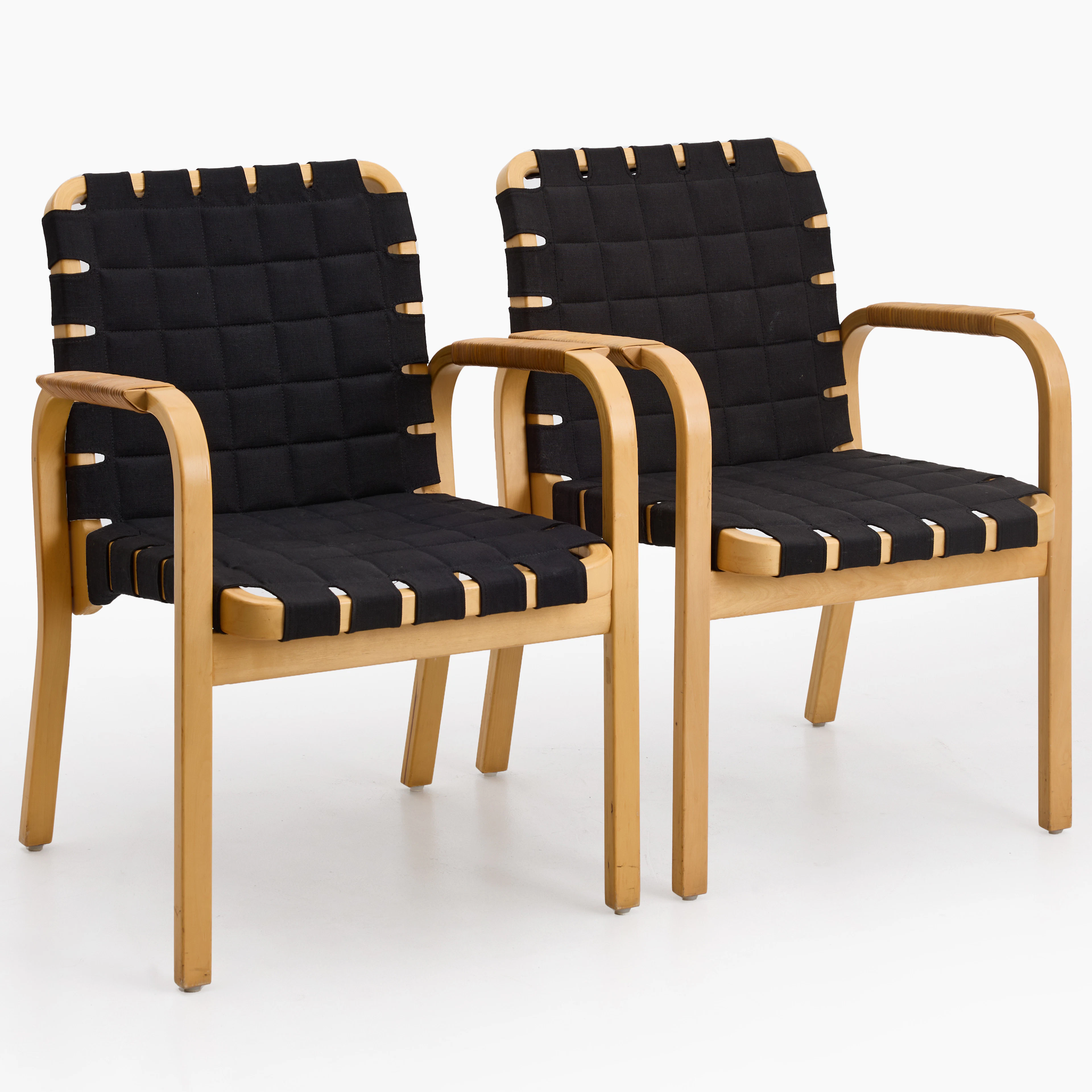 ALVAR AALTO. Karmstolar, ett par, modell 45, Artek, Finland.