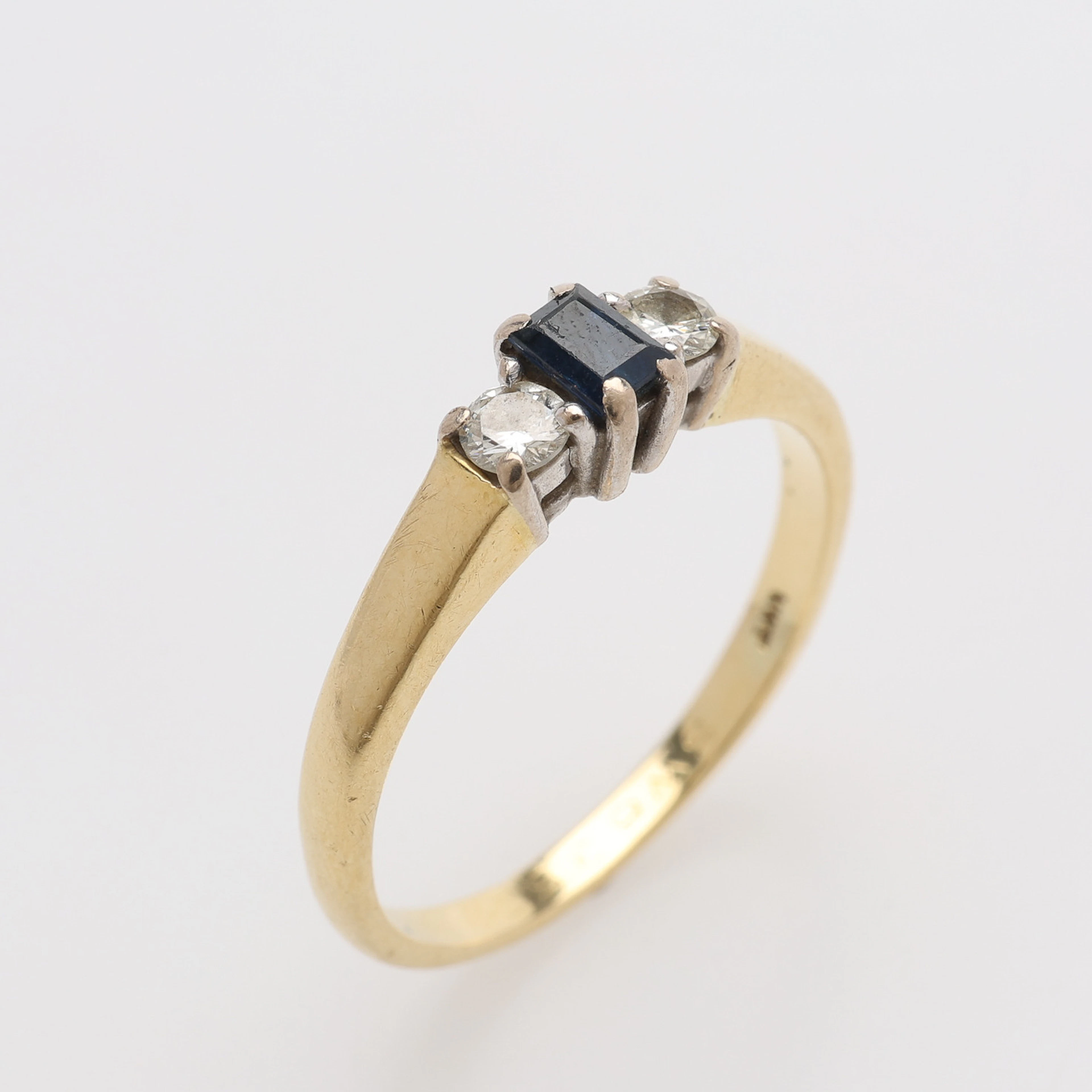 RING, 18K GULD, BAGUETTESLIPAD TOPAS & 2 BRILJANTER OM TOTALT 0,16