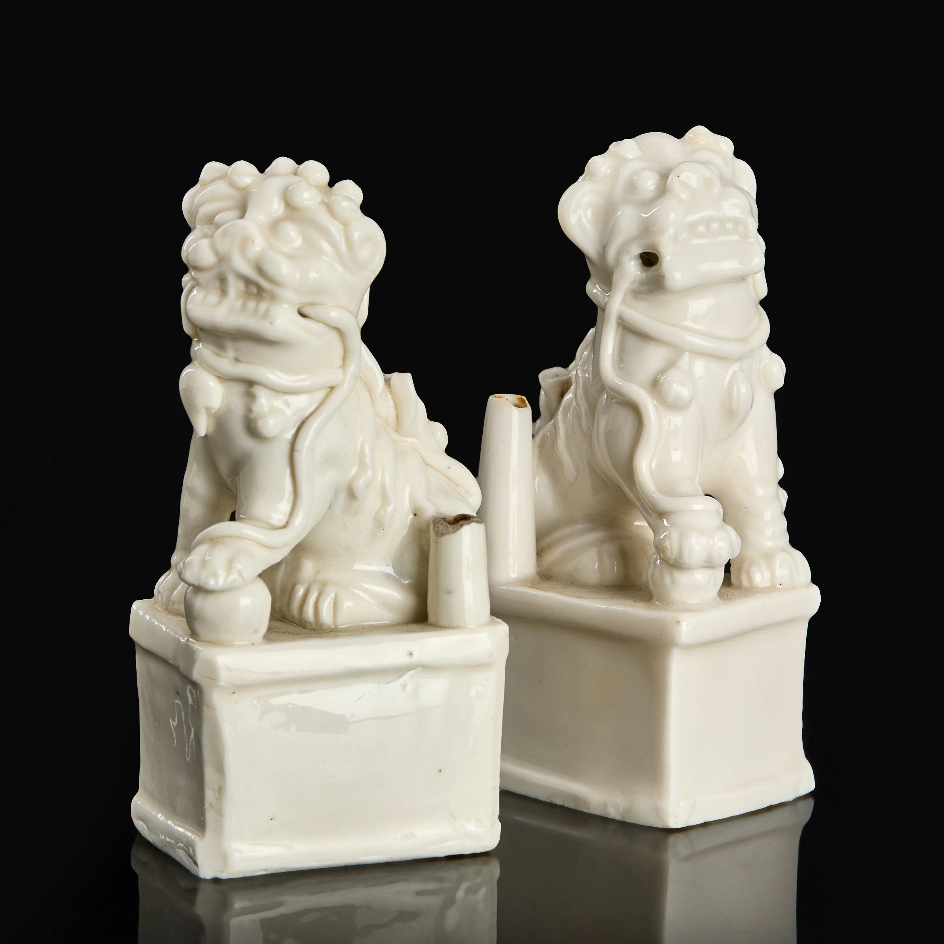 RÖKELSEHÅLLARE (2), (joss stick holders), porslin, Kina, blanc de