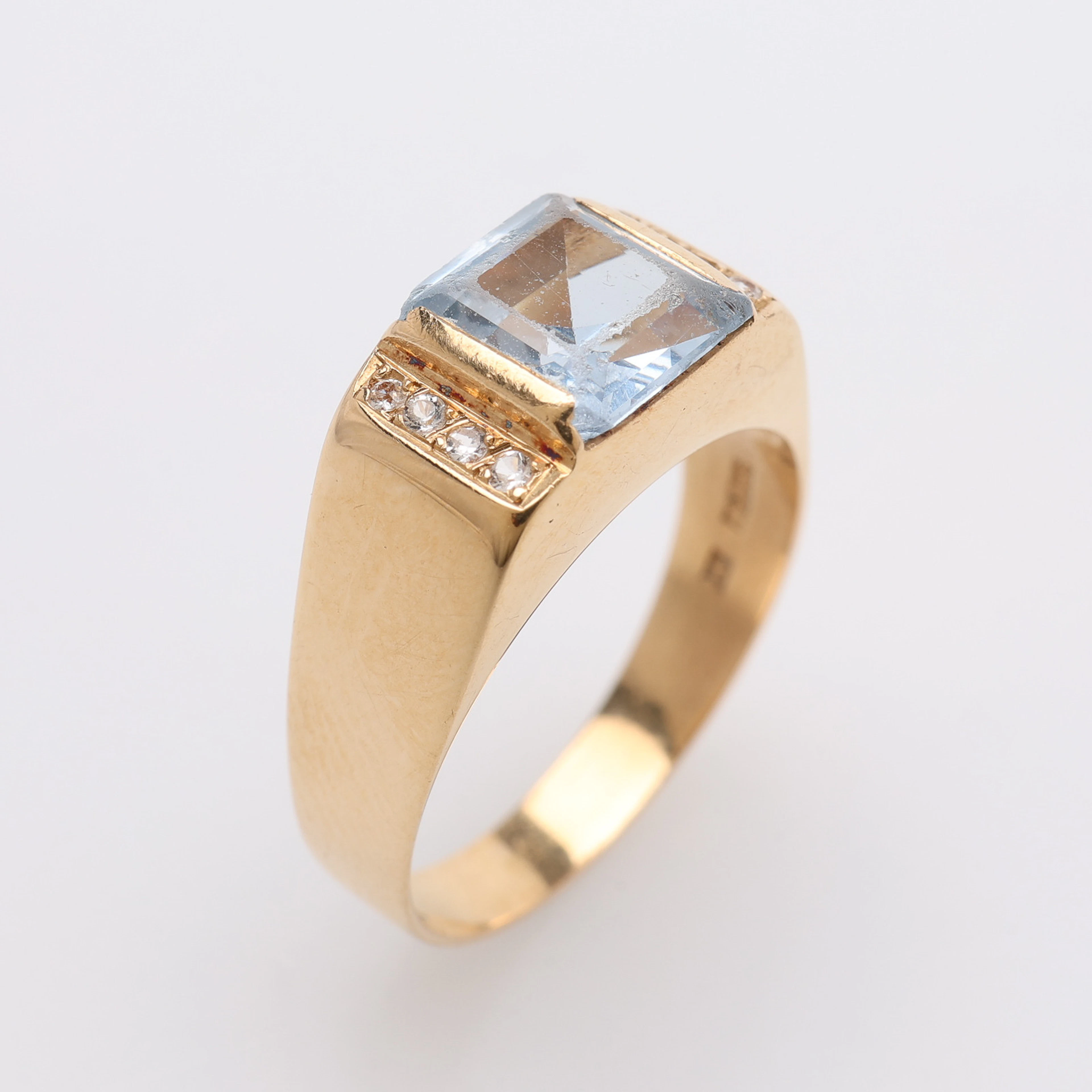 RING 18K MED 1 AKVAMARIN OCH MINDRE BRILJANTER.