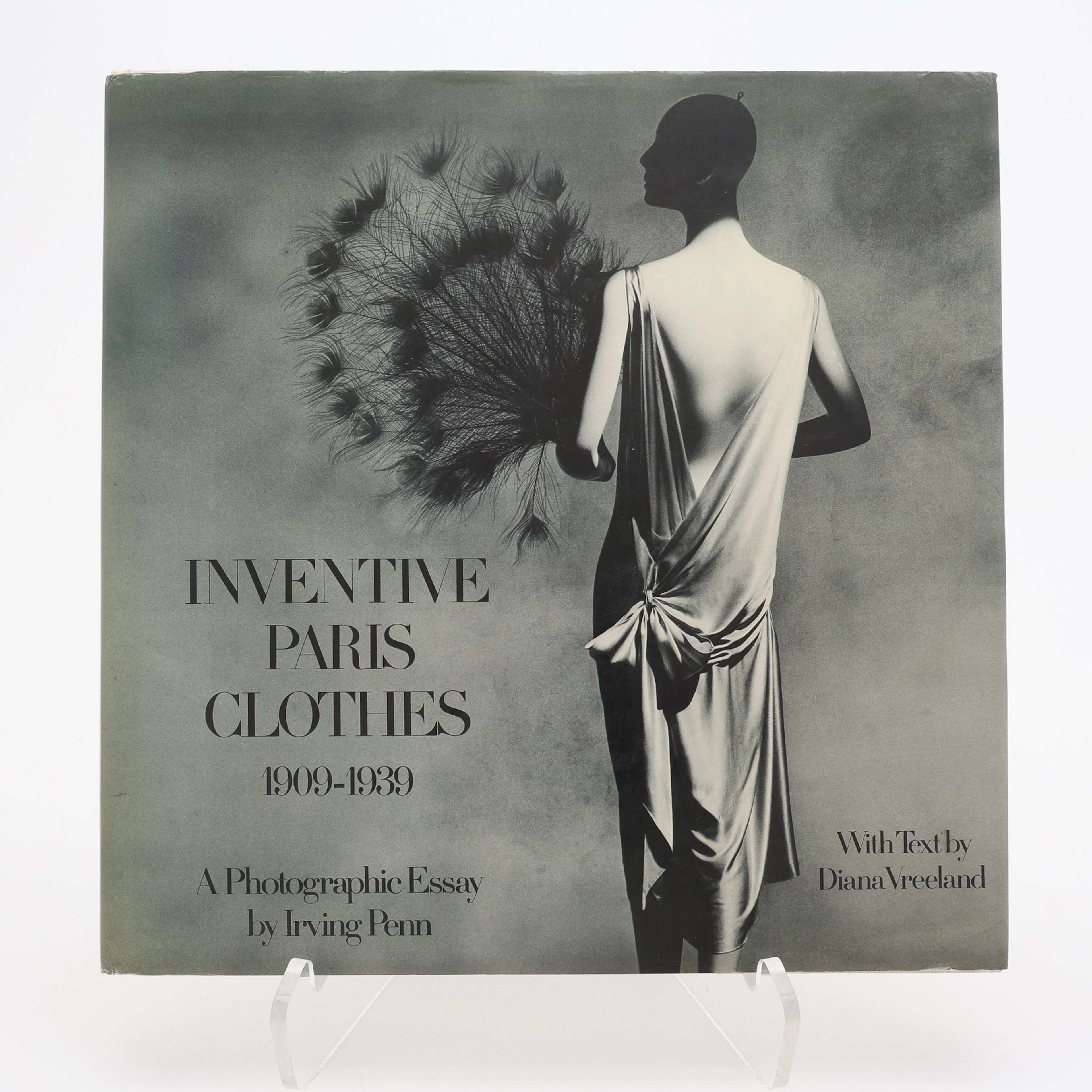 FOTO. DEN AMERIKANSKE FOTOGRAFEN IRVING PENN'S INVENTIVE PARIS CLOTHES